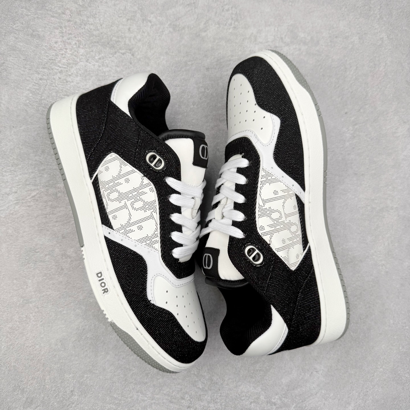 图片[3]-纯原 DIOR 迪奥 B27低帮 经典奢侈品休闲运动板鞋 东莞大厂生产 品质货真价实 代购级别 市面顶级版本 Oblique印花电秀 长时售卖 退换率超低这款B27运动鞋是DIOR的经典单品 和迪奥光滑牛皮革精心制作，侧面饰以米色和黑色提花Oblique印花镶边（激光冲孔）搭配CD lcon孔眼，双色橡胶鞋底，鞋舌和后跟处均饰以标志性细节，更显精致，时尚百搭，可为各种造型增光添彩 蓝色 奶油白色和迪奥灰光滑牛皮革 米色和黑色提花面料oblique印花 鞋底和鞋眼饰以DIOR标志 系带开合搭配CD·lcon孔眼网眼织物里料 双色橡胶外底 侧面缝线拼接结构 含防尘袋和一对鞋带 全套意大利正品包装 尺码 39 40 41 42 43 44 45 46-选品中心