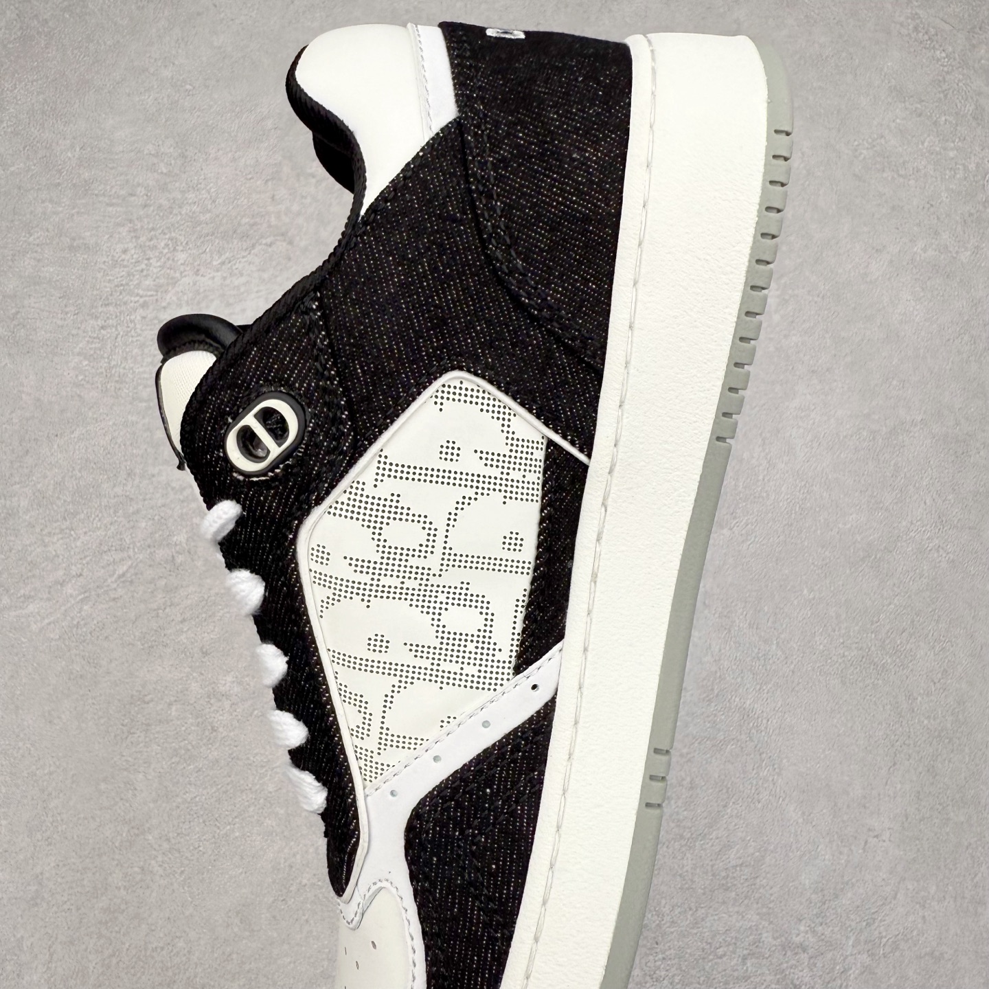 图片[7]-纯原 DIOR 迪奥 B27低帮 经典奢侈品休闲运动板鞋 东莞大厂生产 品质货真价实 代购级别 市面顶级版本 Oblique印花电秀 长时售卖 退换率超低这款B27运动鞋是DIOR的经典单品 和迪奥光滑牛皮革精心制作，侧面饰以米色和黑色提花Oblique印花镶边（激光冲孔）搭配CD lcon孔眼，双色橡胶鞋底，鞋舌和后跟处均饰以标志性细节，更显精致，时尚百搭，可为各种造型增光添彩 蓝色 奶油白色和迪奥灰光滑牛皮革 米色和黑色提花面料oblique印花 鞋底和鞋眼饰以DIOR标志 系带开合搭配CD·lcon孔眼网眼织物里料 双色橡胶外底 侧面缝线拼接结构 含防尘袋和一对鞋带 全套意大利正品包装 尺码 39 40 41 42 43 44 45 46-选品中心