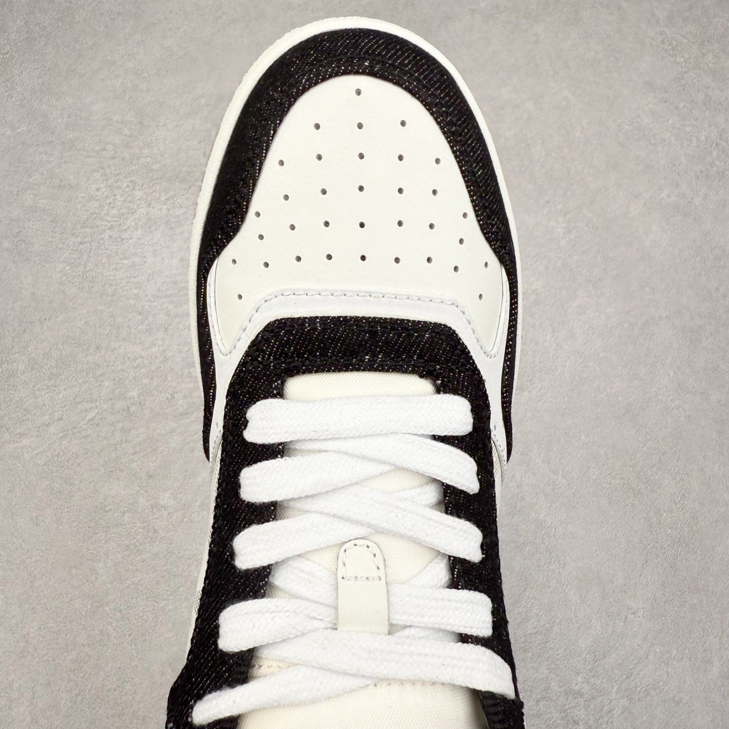 图片[4]-纯原 DIOR 迪奥 B27低帮 经典奢侈品休闲运动板鞋 东莞大厂生产 品质货真价实 代购级别 市面顶级版本 Oblique印花电秀 长时售卖 退换率超低这款B27运动鞋是DIOR的经典单品 和迪奥光滑牛皮革精心制作，侧面饰以米色和黑色提花Oblique印花镶边（激光冲孔）搭配CD lcon孔眼，双色橡胶鞋底，鞋舌和后跟处均饰以标志性细节，更显精致，时尚百搭，可为各种造型增光添彩 蓝色 奶油白色和迪奥灰光滑牛皮革 米色和黑色提花面料oblique印花 鞋底和鞋眼饰以DIOR标志 系带开合搭配CD·lcon孔眼网眼织物里料 双色橡胶外底 侧面缝线拼接结构 含防尘袋和一对鞋带 全套意大利正品包装 尺码 39 40 41 42 43 44 45 46-选品中心