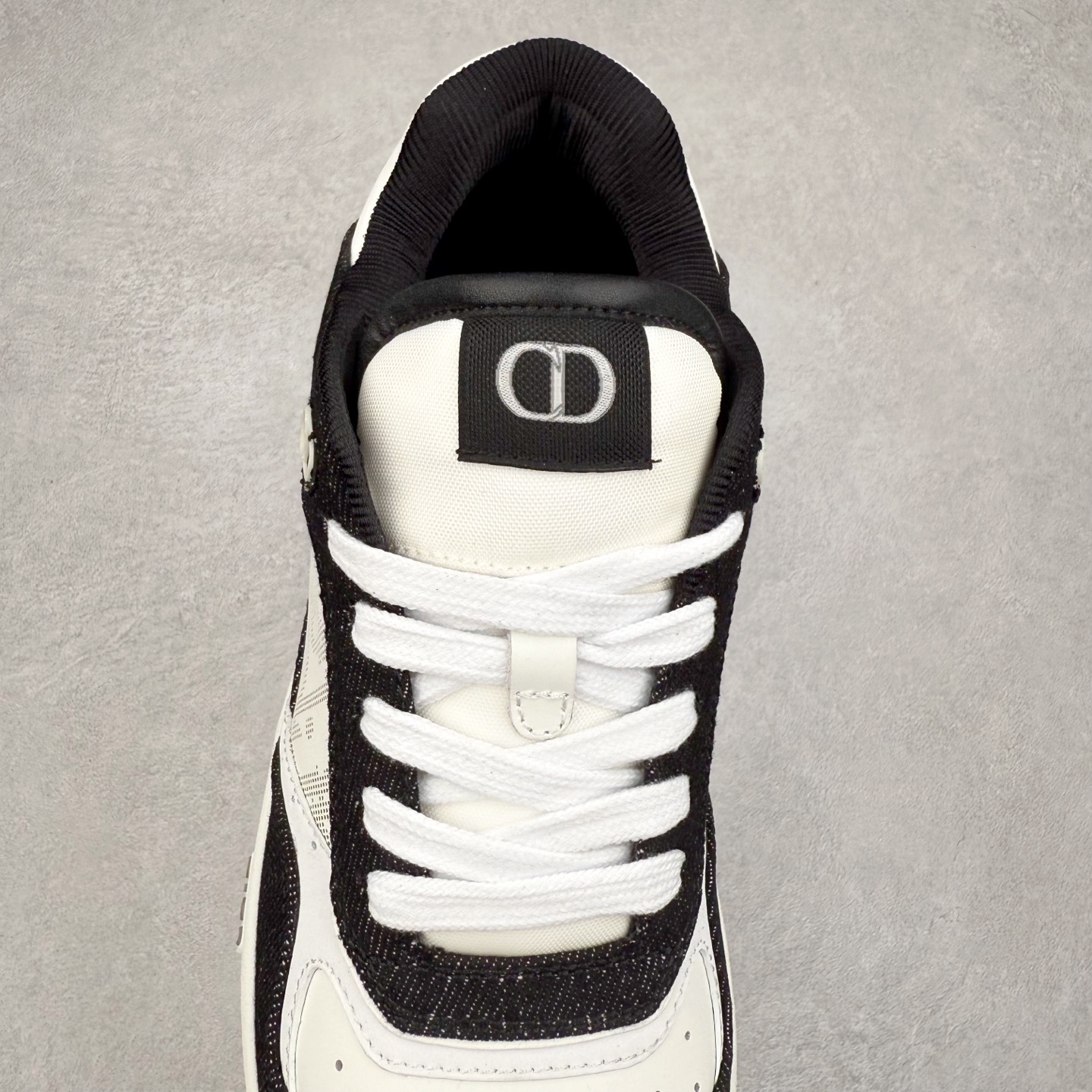 图片[5]-纯原 DIOR 迪奥 B27低帮 经典奢侈品休闲运动板鞋 东莞大厂生产 品质货真价实 代购级别 市面顶级版本 Oblique印花电秀 长时售卖 退换率超低这款B27运动鞋是DIOR的经典单品 和迪奥光滑牛皮革精心制作，侧面饰以米色和黑色提花Oblique印花镶边（激光冲孔）搭配CD lcon孔眼，双色橡胶鞋底，鞋舌和后跟处均饰以标志性细节，更显精致，时尚百搭，可为各种造型增光添彩 蓝色 奶油白色和迪奥灰光滑牛皮革 米色和黑色提花面料oblique印花 鞋底和鞋眼饰以DIOR标志 系带开合搭配CD·lcon孔眼网眼织物里料 双色橡胶外底 侧面缝线拼接结构 含防尘袋和一对鞋带 全套意大利正品包装 尺码 39 40 41 42 43 44 45 46-选品中心