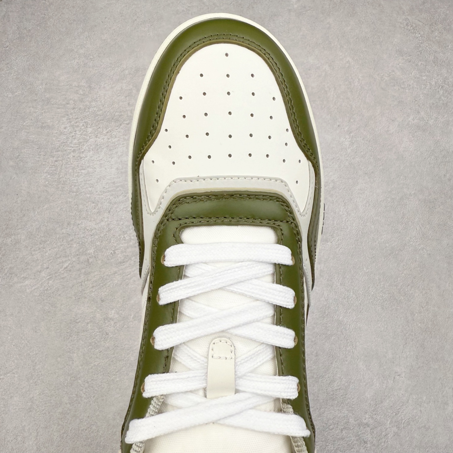 图片[4]-纯原 DIOR 迪奥 B27低帮 经典奢侈品休闲运动板鞋 东莞大厂生产 品质货真价实 代购级别 市面顶级版本 Oblique印花电秀 长时售卖 退换率超低这款B27运动鞋是DIOR的经典单品 和迪奥光滑牛皮革精心制作，侧面饰以米色和黑色提花Oblique印花镶边（激光冲孔）搭配CD lcon孔眼，双色橡胶鞋底，鞋舌和后跟处均饰以标志性细节，更显精致，时尚百搭，可为各种造型增光添彩 蓝色 奶油白色和迪奥灰光滑牛皮革 米色和黑色提花面料oblique印花 鞋底和鞋眼饰以DIOR标志 系带开合搭配CD·lcon孔眼网眼织物里料 双色橡胶外底 侧面缝线拼接结构 含防尘袋和一对鞋带 全套意大利正品包装 尺码 39 40 41 42 43 44 45 46-选品中心