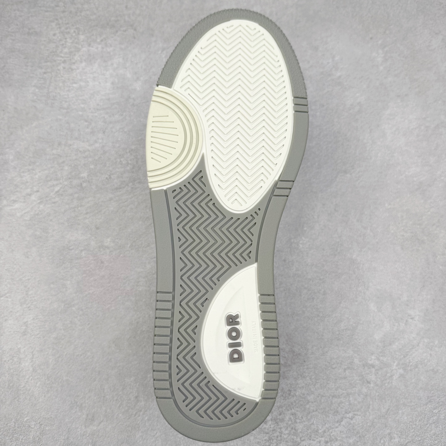 图片[9]-纯原 DIOR 迪奥 B27低帮 经典奢侈品休闲运动板鞋 东莞大厂生产 品质货真价实 代购级别 市面顶级版本 Oblique印花电秀 长时售卖 退换率超低这款B27运动鞋是DIOR的经典单品 和迪奥光滑牛皮革精心制作，侧面饰以米色和黑色提花Oblique印花镶边（激光冲孔）搭配CD lcon孔眼，双色橡胶鞋底，鞋舌和后跟处均饰以标志性细节，更显精致，时尚百搭，可为各种造型增光添彩 蓝色 奶油白色和迪奥灰光滑牛皮革 米色和黑色提花面料oblique印花 鞋底和鞋眼饰以DIOR标志 系带开合搭配CD·lcon孔眼网眼织物里料 双色橡胶外底 侧面缝线拼接结构 含防尘袋和一对鞋带 全套意大利正品包装 尺码 39 40 41 42 43 44 45 46-选品中心