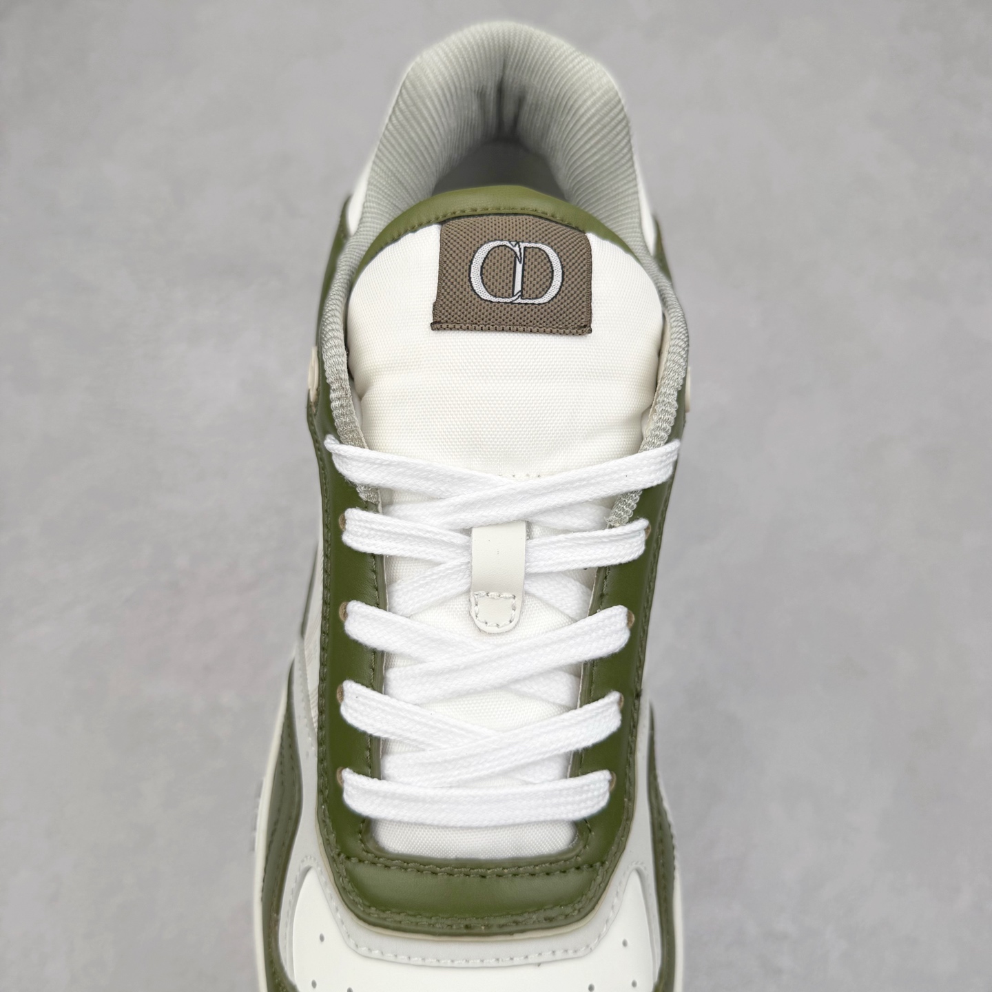 图片[5]-纯原 DIOR 迪奥 B27低帮 经典奢侈品休闲运动板鞋 东莞大厂生产 品质货真价实 代购级别 市面顶级版本 Oblique印花电秀 长时售卖 退换率超低这款B27运动鞋是DIOR的经典单品 和迪奥光滑牛皮革精心制作，侧面饰以米色和黑色提花Oblique印花镶边（激光冲孔）搭配CD lcon孔眼，双色橡胶鞋底，鞋舌和后跟处均饰以标志性细节，更显精致，时尚百搭，可为各种造型增光添彩 蓝色 奶油白色和迪奥灰光滑牛皮革 米色和黑色提花面料oblique印花 鞋底和鞋眼饰以DIOR标志 系带开合搭配CD·lcon孔眼网眼织物里料 双色橡胶外底 侧面缝线拼接结构 含防尘袋和一对鞋带 全套意大利正品包装 尺码 39 40 41 42 43 44 45 46-选品中心