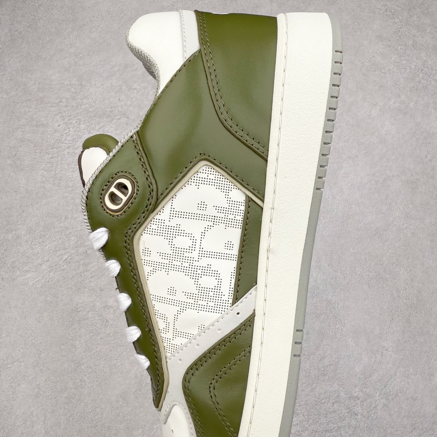 图片[7]-纯原 DIOR 迪奥 B27低帮 经典奢侈品休闲运动板鞋 东莞大厂生产 品质货真价实 代购级别 市面顶级版本 Oblique印花电秀 长时售卖 退换率超低这款B27运动鞋是DIOR的经典单品 和迪奥光滑牛皮革精心制作，侧面饰以米色和黑色提花Oblique印花镶边（激光冲孔）搭配CD lcon孔眼，双色橡胶鞋底，鞋舌和后跟处均饰以标志性细节，更显精致，时尚百搭，可为各种造型增光添彩 蓝色 奶油白色和迪奥灰光滑牛皮革 米色和黑色提花面料oblique印花 鞋底和鞋眼饰以DIOR标志 系带开合搭配CD·lcon孔眼网眼织物里料 双色橡胶外底 侧面缝线拼接结构 含防尘袋和一对鞋带 全套意大利正品包装 尺码 39 40 41 42 43 44 45 46-选品中心