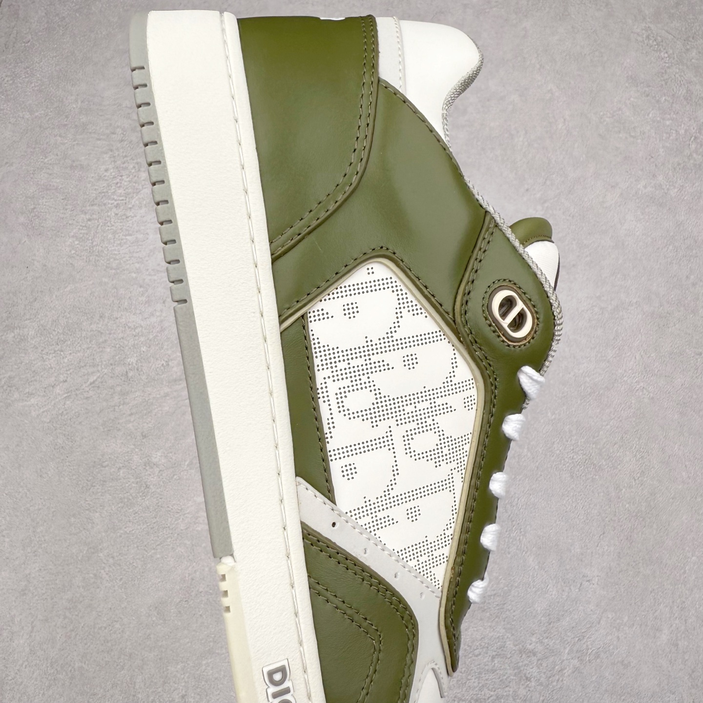 图片[6]-纯原 DIOR 迪奥 B27低帮 经典奢侈品休闲运动板鞋 东莞大厂生产 品质货真价实 代购级别 市面顶级版本 Oblique印花电秀 长时售卖 退换率超低这款B27运动鞋是DIOR的经典单品 和迪奥光滑牛皮革精心制作，侧面饰以米色和黑色提花Oblique印花镶边（激光冲孔）搭配CD lcon孔眼，双色橡胶鞋底，鞋舌和后跟处均饰以标志性细节，更显精致，时尚百搭，可为各种造型增光添彩 蓝色 奶油白色和迪奥灰光滑牛皮革 米色和黑色提花面料oblique印花 鞋底和鞋眼饰以DIOR标志 系带开合搭配CD·lcon孔眼网眼织物里料 双色橡胶外底 侧面缝线拼接结构 含防尘袋和一对鞋带 全套意大利正品包装 尺码 39 40 41 42 43 44 45 46-选品中心