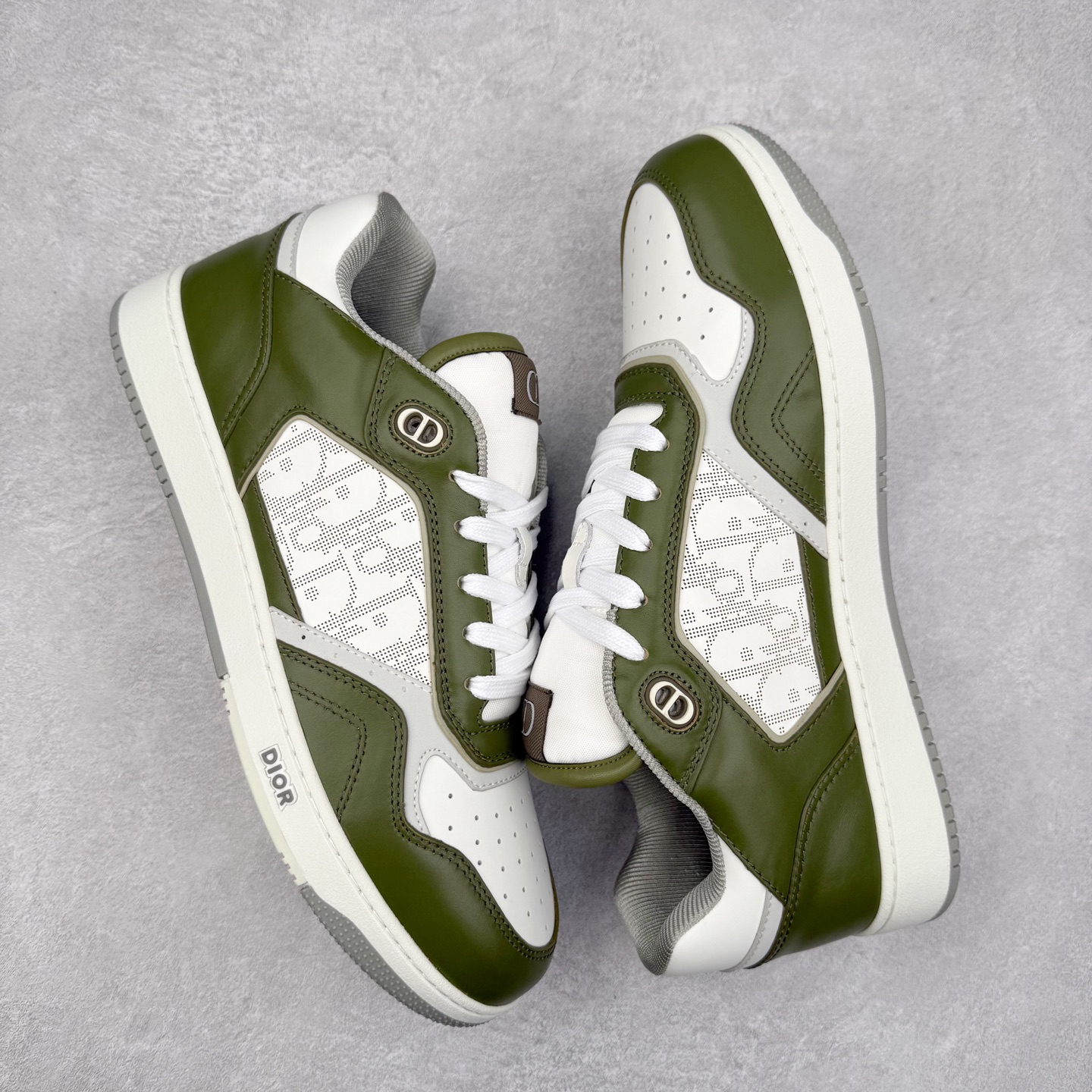 图片[3]-纯原 DIOR 迪奥 B27低帮 经典奢侈品休闲运动板鞋 东莞大厂生产 品质货真价实 代购级别 市面顶级版本 Oblique印花电秀 长时售卖 退换率超低这款B27运动鞋是DIOR的经典单品 和迪奥光滑牛皮革精心制作，侧面饰以米色和黑色提花Oblique印花镶边（激光冲孔）搭配CD lcon孔眼，双色橡胶鞋底，鞋舌和后跟处均饰以标志性细节，更显精致，时尚百搭，可为各种造型增光添彩 蓝色 奶油白色和迪奥灰光滑牛皮革 米色和黑色提花面料oblique印花 鞋底和鞋眼饰以DIOR标志 系带开合搭配CD·lcon孔眼网眼织物里料 双色橡胶外底 侧面缝线拼接结构 含防尘袋和一对鞋带 全套意大利正品包装 尺码 39 40 41 42 43 44 45 46-选品中心