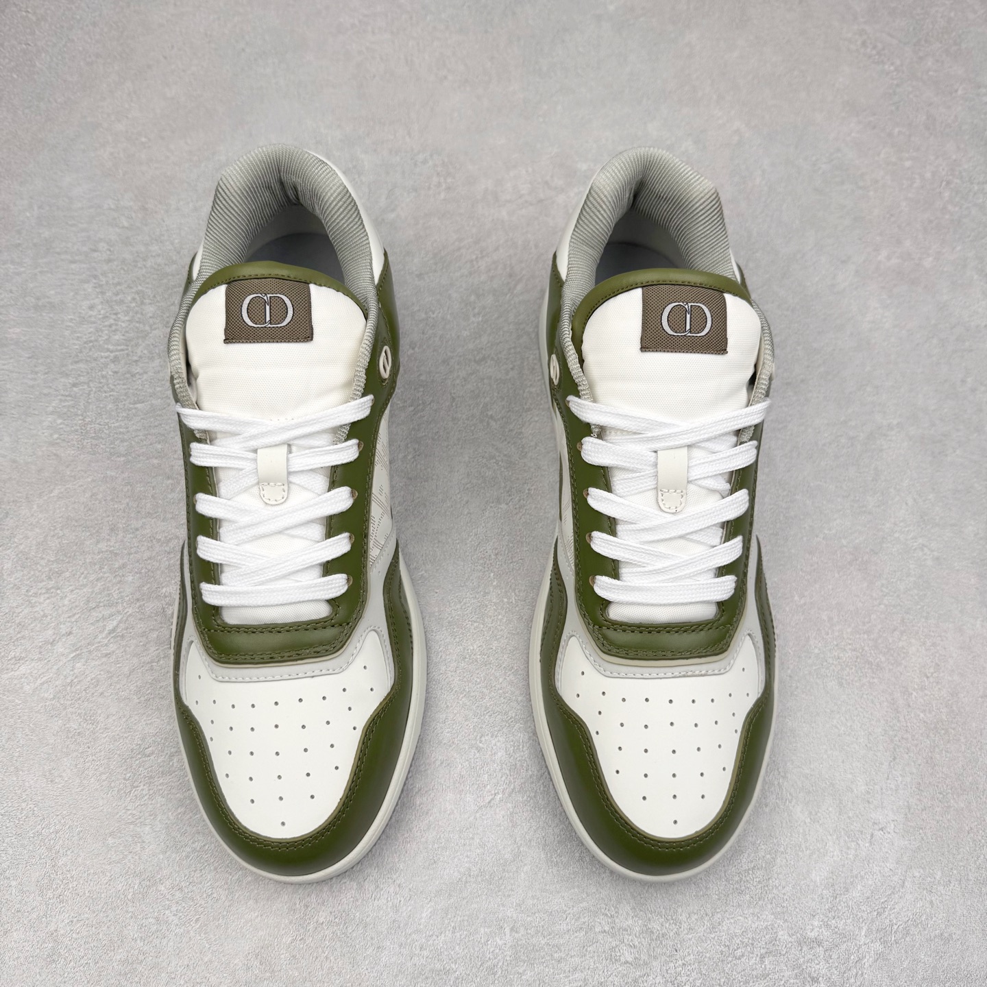 图片[2]-纯原 DIOR 迪奥 B27低帮 经典奢侈品休闲运动板鞋 东莞大厂生产 品质货真价实 代购级别 市面顶级版本 Oblique印花电秀 长时售卖 退换率超低这款B27运动鞋是DIOR的经典单品 和迪奥光滑牛皮革精心制作，侧面饰以米色和黑色提花Oblique印花镶边（激光冲孔）搭配CD lcon孔眼，双色橡胶鞋底，鞋舌和后跟处均饰以标志性细节，更显精致，时尚百搭，可为各种造型增光添彩 蓝色 奶油白色和迪奥灰光滑牛皮革 米色和黑色提花面料oblique印花 鞋底和鞋眼饰以DIOR标志 系带开合搭配CD·lcon孔眼网眼织物里料 双色橡胶外底 侧面缝线拼接结构 含防尘袋和一对鞋带 全套意大利正品包装 尺码 39 40 41 42 43 44 45 46-选品中心