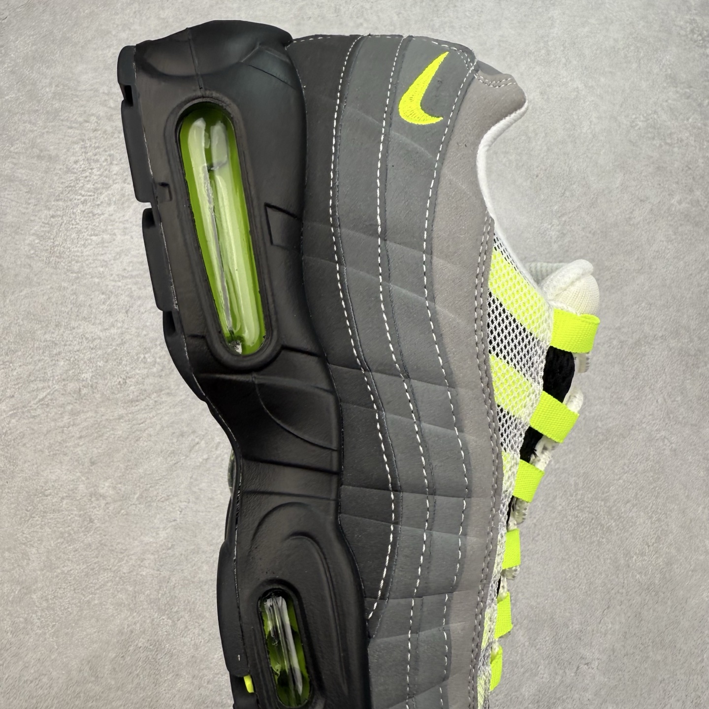 图片[6]-＃纯原 NK Air Max 95 复古减震气垫跑鞋 307960-002 经典重温 外单专供大厂出品 品质稳定 一百余色 终端操作 鞋款设计灵感源于人体构造 中底设计基于人体的脊柱构造 是整体设计的核心 尼龙孔眼代表了肋骨 而分层式面板和网眼象征着肌肉纤维和肉体组织 Air Max 95采用了两个独立的吹塑成型的Air-Sole单元 并首次在前掌使用可视化气垫设计 Swoosh logo夜当作一个 点符号放在了鞋子的后帮位置 20年的发展让 AIR MAX 95有了不同的故事 20年后再度面向世人的时候 焕然一新的面貌 让人有了另外一种清新脱俗的感觉 尺码：36 36.5 37.5 38 38.5 39 40 40.5 41 42 42.5 43 44 44.5 45 46 47.5-选品中心