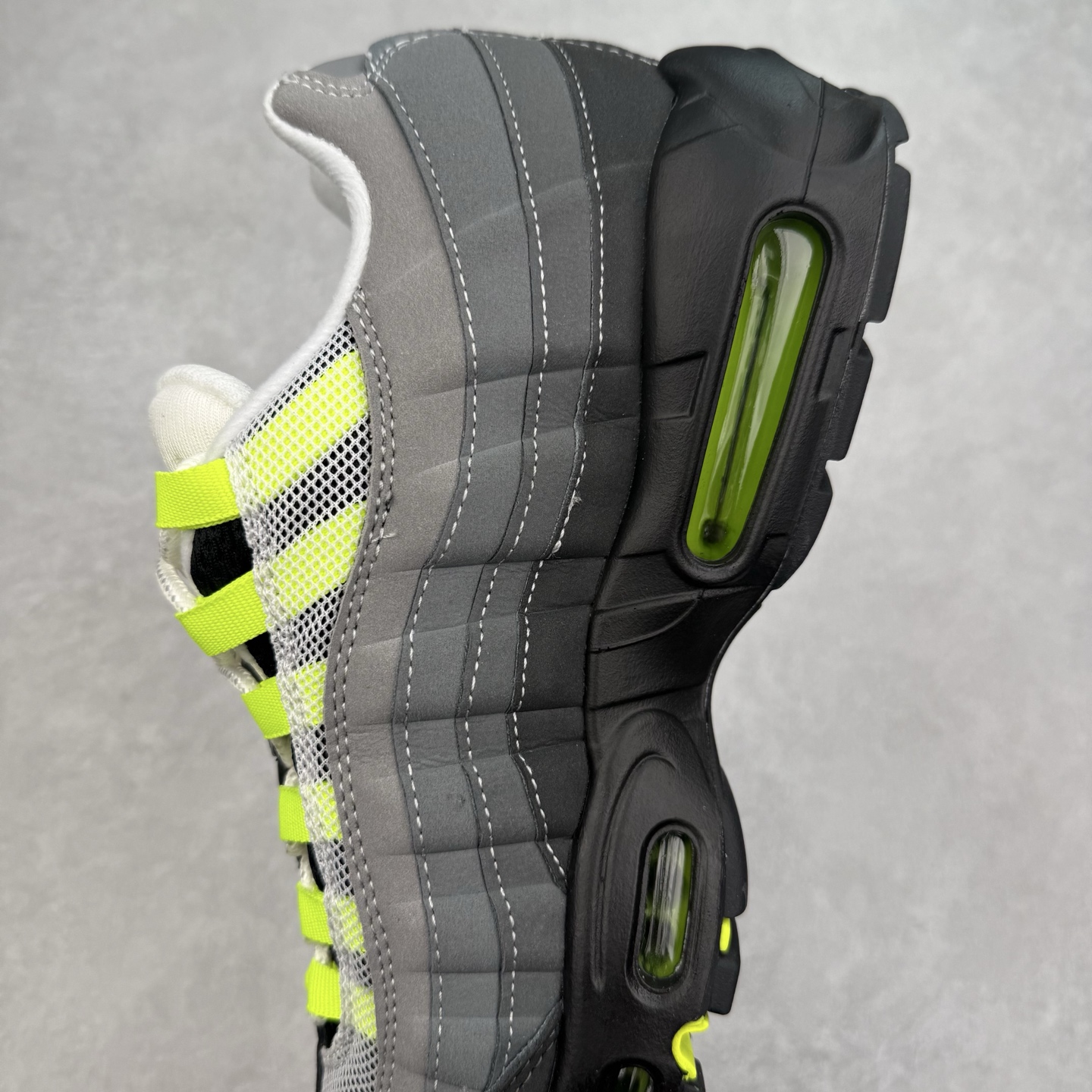 图片[7]-＃纯原 NK Air Max 95 复古减震气垫跑鞋 307960-002 经典重温 外单专供大厂出品 品质稳定 一百余色 终端操作 鞋款设计灵感源于人体构造 中底设计基于人体的脊柱构造 是整体设计的核心 尼龙孔眼代表了肋骨 而分层式面板和网眼象征着肌肉纤维和肉体组织 Air Max 95采用了两个独立的吹塑成型的Air-Sole单元 并首次在前掌使用可视化气垫设计 Swoosh logo夜当作一个 点符号放在了鞋子的后帮位置 20年的发展让 AIR MAX 95有了不同的故事 20年后再度面向世人的时候 焕然一新的面貌 让人有了另外一种清新脱俗的感觉 尺码：36 36.5 37.5 38 38.5 39 40 40.5 41 42 42.5 43 44 44.5 45 46 47.5-选品中心