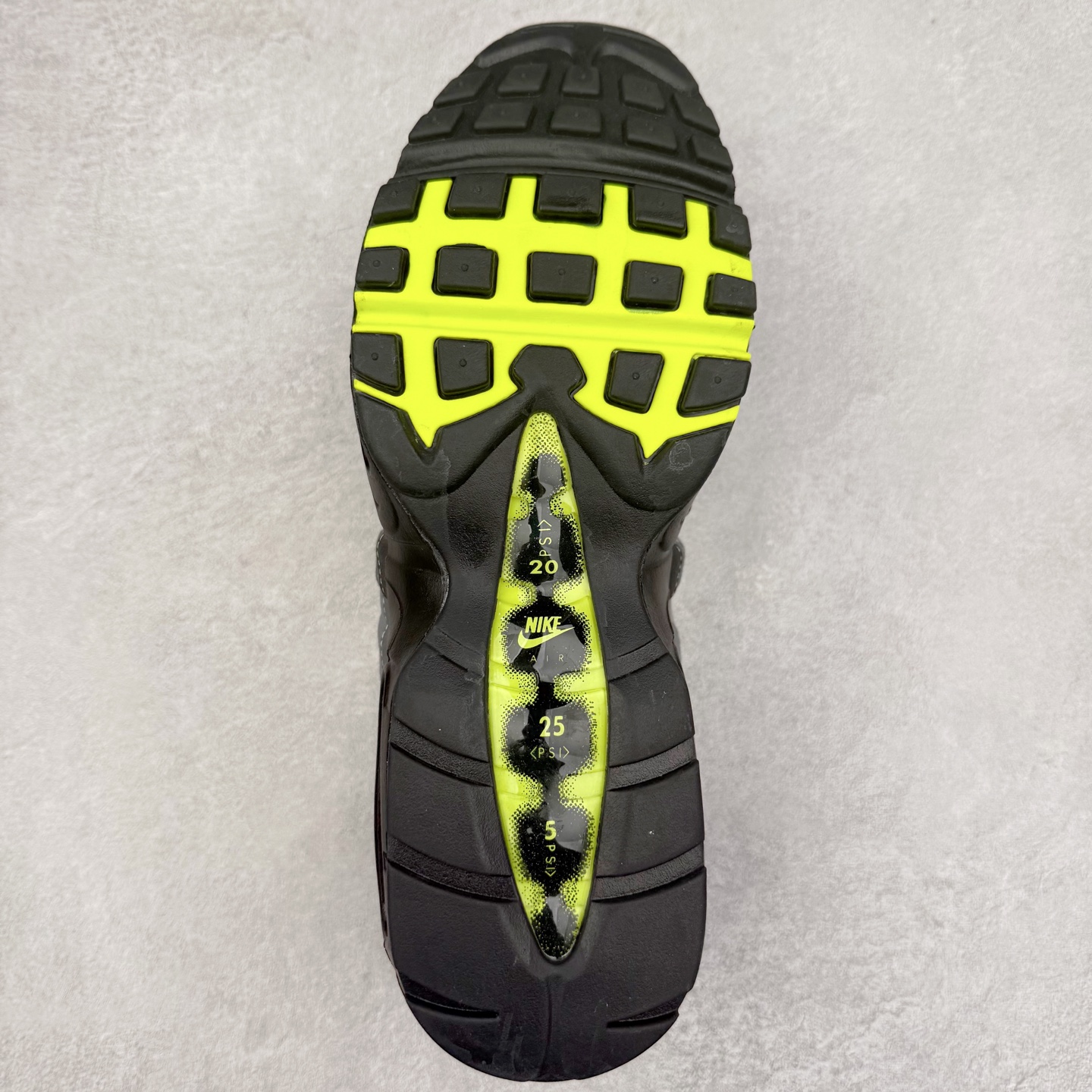 图片[9]-＃纯原 NK Air Max 95 复古减震气垫跑鞋 307960-002 经典重温 外单专供大厂出品 品质稳定 一百余色 终端操作 鞋款设计灵感源于人体构造 中底设计基于人体的脊柱构造 是整体设计的核心 尼龙孔眼代表了肋骨 而分层式面板和网眼象征着肌肉纤维和肉体组织 Air Max 95采用了两个独立的吹塑成型的Air-Sole单元 并首次在前掌使用可视化气垫设计 Swoosh logo夜当作一个 点符号放在了鞋子的后帮位置 20年的发展让 AIR MAX 95有了不同的故事 20年后再度面向世人的时候 焕然一新的面貌 让人有了另外一种清新脱俗的感觉 尺码：36 36.5 37.5 38 38.5 39 40 40.5 41 42 42.5 43 44 44.5 45 46 47.5-选品中心