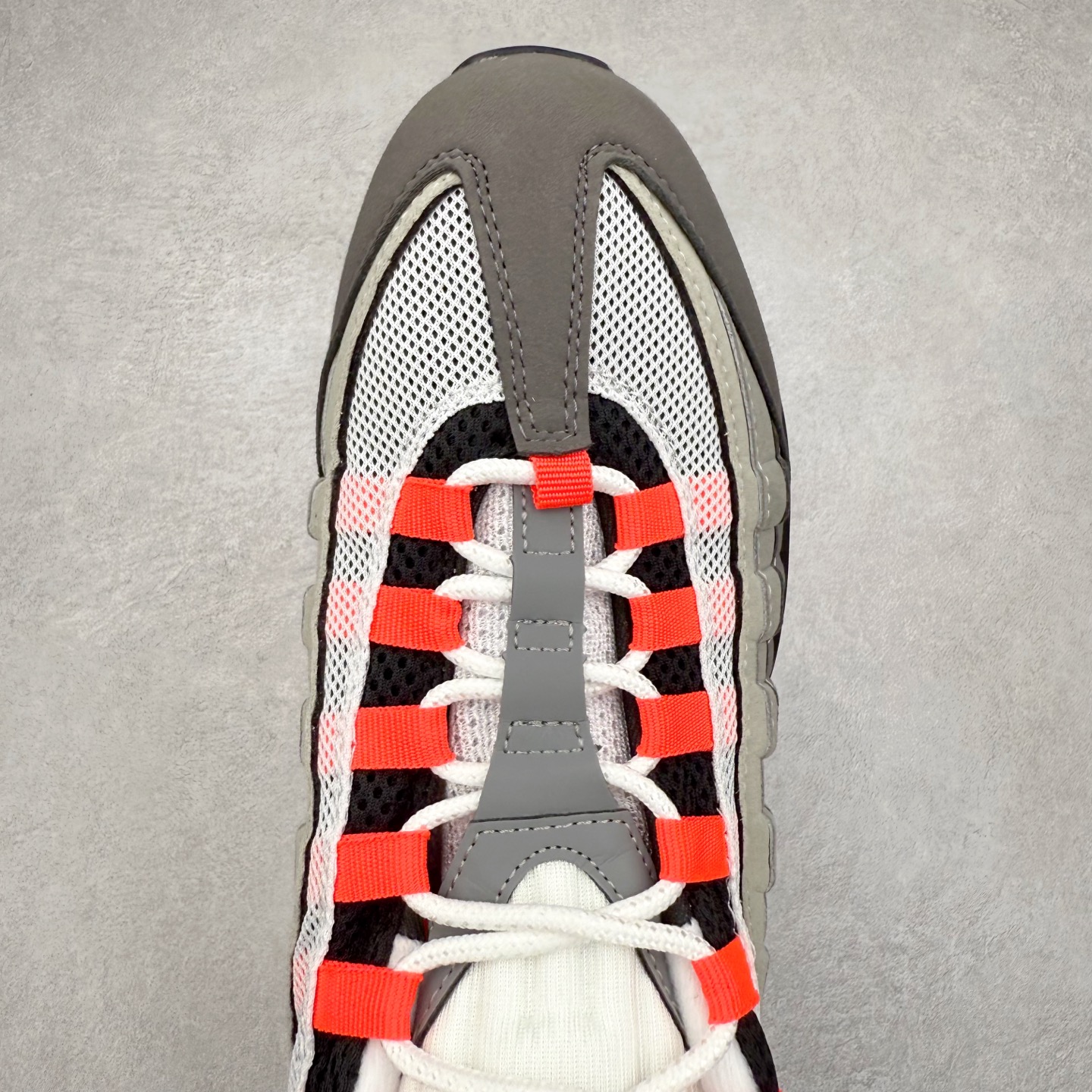 图片[4]-＃纯原 NK Air Max 95 复古减震气垫跑鞋 AT2865-100 经典重温 外单专供大厂出品 品质稳定 一百余色 终端操作 鞋款设计灵感源于人体构造 中底设计基于人体的脊柱构造 是整体设计的核心 尼龙孔眼代表了肋骨 而分层式面板和网眼象征着肌肉纤维和肉体组织 Air Max 95采用了两个独立的吹塑成型的Air-Sole单元 并首次在前掌使用可视化气垫设计 Swoosh logo夜当作一个 点符号放在了鞋子的后帮位置 20年的发展让 AIR MAX 95有了不同的故事 20年后再度面向世人的时候 焕然一新的面貌 让人有了另外一种清新脱俗的感觉 尺码：36 36.5 37.5 38 38.5 39 40 40.5 41 42 42.5 43 44 44.5 45 46 47.5-选品中心