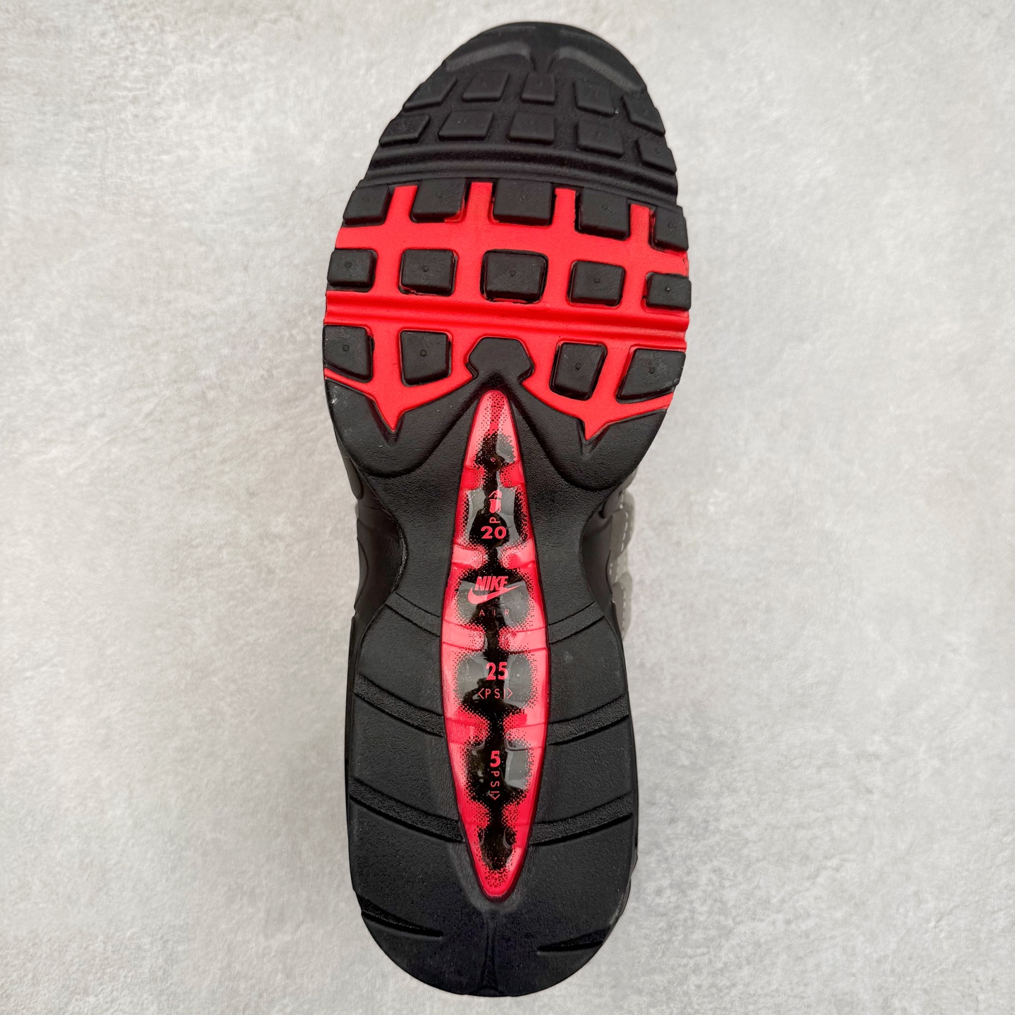 图片[9]-＃纯原 NK Air Max 95 复古减震气垫跑鞋 AT2865-100 经典重温 外单专供大厂出品 品质稳定 一百余色 终端操作 鞋款设计灵感源于人体构造 中底设计基于人体的脊柱构造 是整体设计的核心 尼龙孔眼代表了肋骨 而分层式面板和网眼象征着肌肉纤维和肉体组织 Air Max 95采用了两个独立的吹塑成型的Air-Sole单元 并首次在前掌使用可视化气垫设计 Swoosh logo夜当作一个 点符号放在了鞋子的后帮位置 20年的发展让 AIR MAX 95有了不同的故事 20年后再度面向世人的时候 焕然一新的面貌 让人有了另外一种清新脱俗的感觉 尺码：36 36.5 37.5 38 38.5 39 40 40.5 41 42 42.5 43 44 44.5 45 46 47.5-选品中心