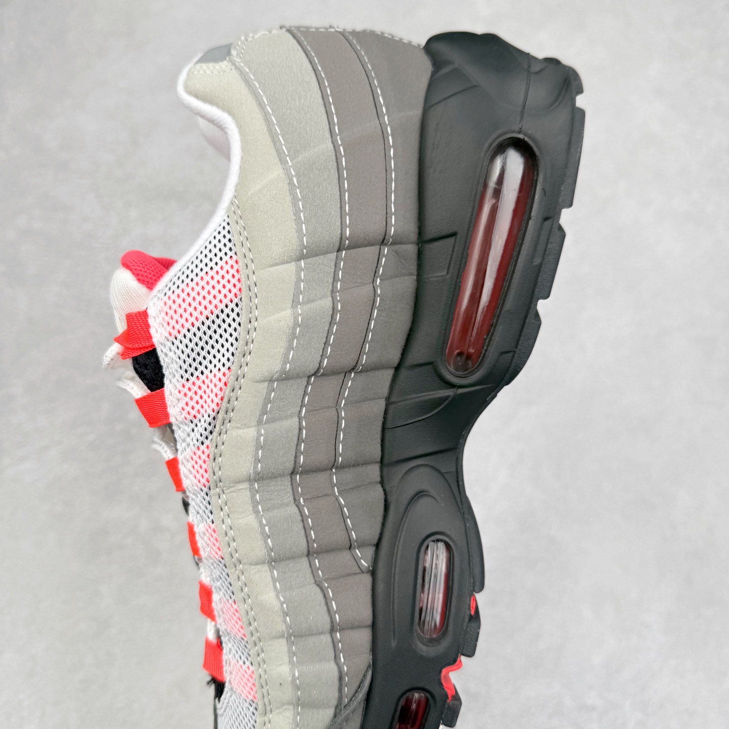 图片[7]-＃纯原 NK Air Max 95 复古减震气垫跑鞋 AT2865-100 经典重温 外单专供大厂出品 品质稳定 一百余色 终端操作 鞋款设计灵感源于人体构造 中底设计基于人体的脊柱构造 是整体设计的核心 尼龙孔眼代表了肋骨 而分层式面板和网眼象征着肌肉纤维和肉体组织 Air Max 95采用了两个独立的吹塑成型的Air-Sole单元 并首次在前掌使用可视化气垫设计 Swoosh logo夜当作一个 点符号放在了鞋子的后帮位置 20年的发展让 AIR MAX 95有了不同的故事 20年后再度面向世人的时候 焕然一新的面貌 让人有了另外一种清新脱俗的感觉 尺码：36 36.5 37.5 38 38.5 39 40 40.5 41 42 42.5 43 44 44.5 45 46 47.5-选品中心