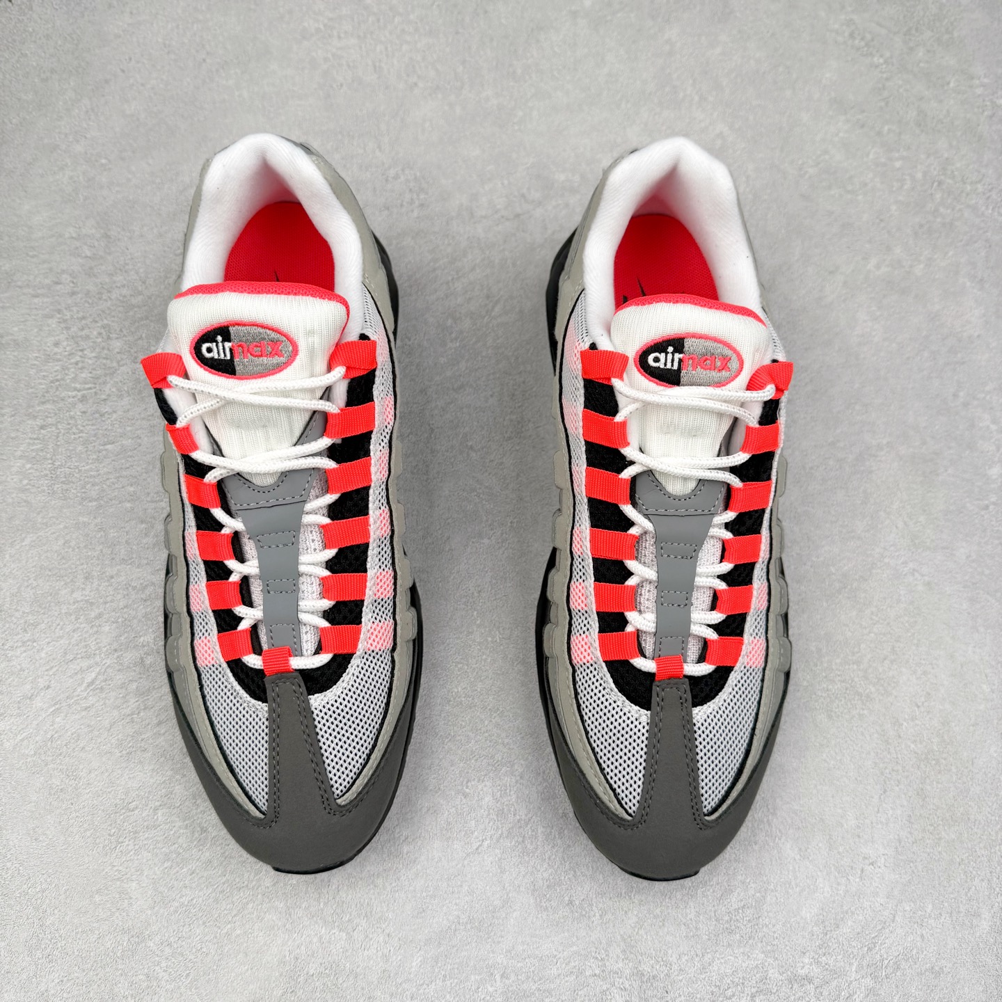 图片[2]-＃纯原 NK Air Max 95 复古减震气垫跑鞋 AT2865-100 经典重温 外单专供大厂出品 品质稳定 一百余色 终端操作 鞋款设计灵感源于人体构造 中底设计基于人体的脊柱构造 是整体设计的核心 尼龙孔眼代表了肋骨 而分层式面板和网眼象征着肌肉纤维和肉体组织 Air Max 95采用了两个独立的吹塑成型的Air-Sole单元 并首次在前掌使用可视化气垫设计 Swoosh logo夜当作一个 点符号放在了鞋子的后帮位置 20年的发展让 AIR MAX 95有了不同的故事 20年后再度面向世人的时候 焕然一新的面貌 让人有了另外一种清新脱俗的感觉 尺码：36 36.5 37.5 38 38.5 39 40 40.5 41 42 42.5 43 44 44.5 45 46 47.5-选品中心