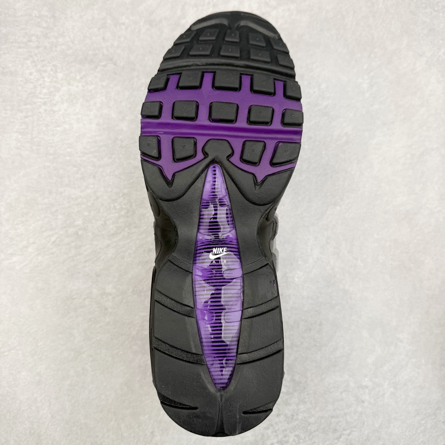 图片[9]-＃纯原 NK Air Max 95 复古减震气垫跑鞋 DH8015-003 经典重温 外单专供大厂出品 品质稳定 一百余色 终端操作 鞋款设计灵感源于人体构造 中底设计基于人体的脊柱构造 是整体设计的核心 尼龙孔眼代表了肋骨 而分层式面板和网眼象征着肌肉纤维和肉体组织 Air Max 95采用了两个独立的吹塑成型的Air-Sole单元 并首次在前掌使用可视化气垫设计 Swoosh logo夜当作一个 点符号放在了鞋子的后帮位置 20年的发展让 AIR MAX 95有了不同的故事 20年后再度面向世人的时候 焕然一新的面貌 让人有了另外一种清新脱俗的感觉 尺码：36 36.5 37.5 38 38.5 39 40 40.5 41 42 42.5 43 44 44.5 45 46 47.5-选品中心