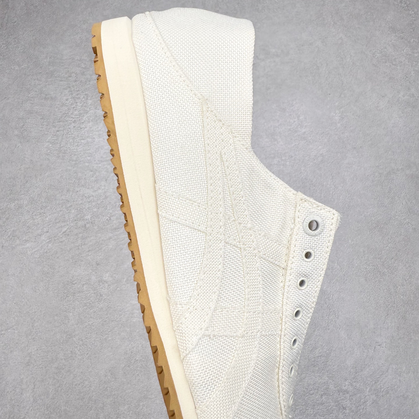 图片[6]-＃C版 Asics Onitsuka Tiger MEXICO 66 亚瑟士鬼冢虎复古经典板鞋 CNY 龙年限定 白红 市场王者选手 海外订单工厂出品 长期生产补货永不断码 超成熟稳定的做工品控 原装全套纸板楦头开发 原汁原味 完美呈现版型 私模正确鞋底咬花纹路 一比一鞋头弧度高度鞋身弧度 绝不口嗨 细节品控鞋型随意秒杀市面 原档咬花纹路私模大底 一个单元有六个三角形 总体形拼接呈现花瓣状 官方四联吊牌 原装Ortholite轻量化鞋垫 原盒原配 质保卡 说明书 钢印防尘纸 纸板中底带钢印 乳胶组合鞋垫 支持全方位的对比专柜 产品从款式颜色造型上体现出追求舒适和细节的完美 鞋类更是推崇手工制作的严谨与完美 融舒适性与可穿性的设计风格 注重细节的完美和别致魅力 既保持稳重 又不失轻松的时尚感 尺码：36 37 37.5 38 39 39.5 40 40.5 41.5 42 42.5 43.5 44 45-选品中心