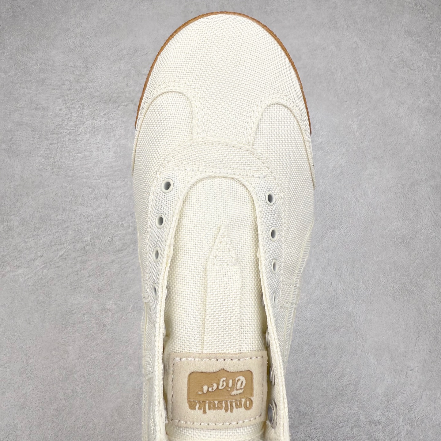 图片[4]-＃C版 Asics Onitsuka Tiger MEXICO 66 亚瑟士鬼冢虎复古经典板鞋 CNY 龙年限定 白红 市场王者选手 海外订单工厂出品 长期生产补货永不断码 超成熟稳定的做工品控 原装全套纸板楦头开发 原汁原味 完美呈现版型 私模正确鞋底咬花纹路 一比一鞋头弧度高度鞋身弧度 绝不口嗨 细节品控鞋型随意秒杀市面 原档咬花纹路私模大底 一个单元有六个三角形 总体形拼接呈现花瓣状 官方四联吊牌 原装Ortholite轻量化鞋垫 原盒原配 质保卡 说明书 钢印防尘纸 纸板中底带钢印 乳胶组合鞋垫 支持全方位的对比专柜 产品从款式颜色造型上体现出追求舒适和细节的完美 鞋类更是推崇手工制作的严谨与完美 融舒适性与可穿性的设计风格 注重细节的完美和别致魅力 既保持稳重 又不失轻松的时尚感 尺码：36 37 37.5 38 39 39.5 40 40.5 41.5 42 42.5 43.5 44 45-选品中心