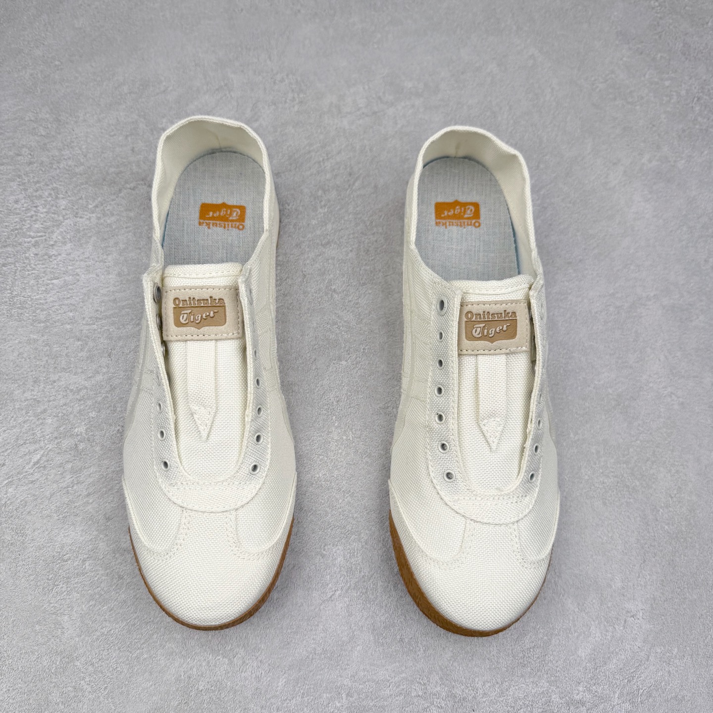 图片[2]-＃C版 Asics Onitsuka Tiger MEXICO 66 亚瑟士鬼冢虎复古经典板鞋 CNY 龙年限定 白红 市场王者选手 海外订单工厂出品 长期生产补货永不断码 超成熟稳定的做工品控 原装全套纸板楦头开发 原汁原味 完美呈现版型 私模正确鞋底咬花纹路 一比一鞋头弧度高度鞋身弧度 绝不口嗨 细节品控鞋型随意秒杀市面 原档咬花纹路私模大底 一个单元有六个三角形 总体形拼接呈现花瓣状 官方四联吊牌 原装Ortholite轻量化鞋垫 原盒原配 质保卡 说明书 钢印防尘纸 纸板中底带钢印 乳胶组合鞋垫 支持全方位的对比专柜 产品从款式颜色造型上体现出追求舒适和细节的完美 鞋类更是推崇手工制作的严谨与完美 融舒适性与可穿性的设计风格 注重细节的完美和别致魅力 既保持稳重 又不失轻松的时尚感 尺码：36 37 37.5 38 39 39.5 40 40.5 41.5 42 42.5 43.5 44 45-选品中心