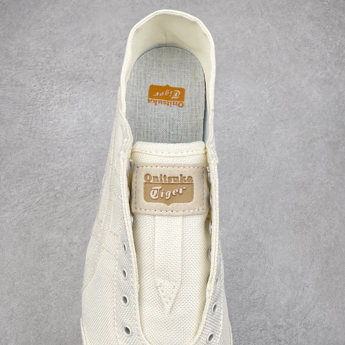 图片[5]-＃C版 Asics Onitsuka Tiger MEXICO 66 亚瑟士鬼冢虎复古经典板鞋 CNY 龙年限定 白红 市场王者选手 海外订单工厂出品 长期生产补货永不断码 超成熟稳定的做工品控 原装全套纸板楦头开发 原汁原味 完美呈现版型 私模正确鞋底咬花纹路 一比一鞋头弧度高度鞋身弧度 绝不口嗨 细节品控鞋型随意秒杀市面 原档咬花纹路私模大底 一个单元有六个三角形 总体形拼接呈现花瓣状 官方四联吊牌 原装Ortholite轻量化鞋垫 原盒原配 质保卡 说明书 钢印防尘纸 纸板中底带钢印 乳胶组合鞋垫 支持全方位的对比专柜 产品从款式颜色造型上体现出追求舒适和细节的完美 鞋类更是推崇手工制作的严谨与完美 融舒适性与可穿性的设计风格 注重细节的完美和别致魅力 既保持稳重 又不失轻松的时尚感 尺码：36 37 37.5 38 39 39.5 40 40.5 41.5 42 42.5 43.5 44 45-选品中心