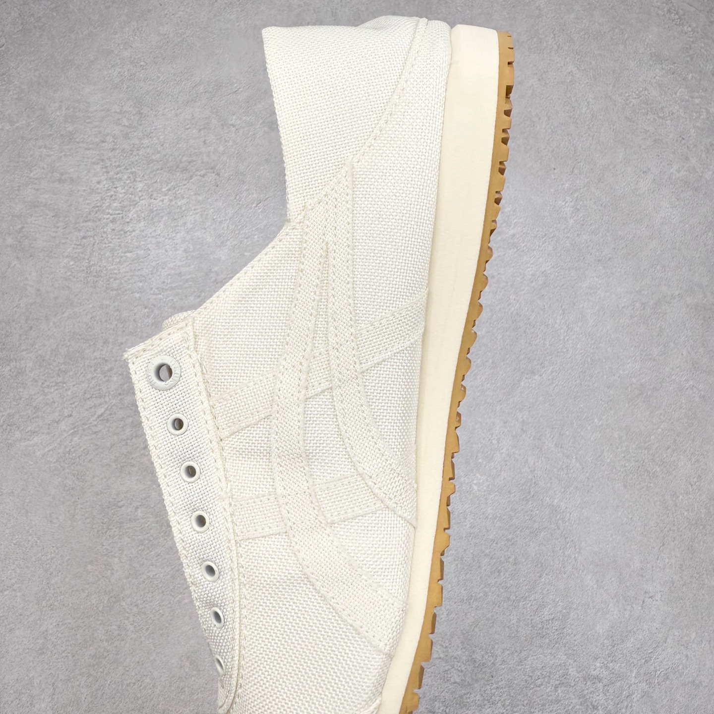 图片[7]-＃C版 Asics Onitsuka Tiger MEXICO 66 亚瑟士鬼冢虎复古经典板鞋 CNY 龙年限定 白红 市场王者选手 海外订单工厂出品 长期生产补货永不断码 超成熟稳定的做工品控 原装全套纸板楦头开发 原汁原味 完美呈现版型 私模正确鞋底咬花纹路 一比一鞋头弧度高度鞋身弧度 绝不口嗨 细节品控鞋型随意秒杀市面 原档咬花纹路私模大底 一个单元有六个三角形 总体形拼接呈现花瓣状 官方四联吊牌 原装Ortholite轻量化鞋垫 原盒原配 质保卡 说明书 钢印防尘纸 纸板中底带钢印 乳胶组合鞋垫 支持全方位的对比专柜 产品从款式颜色造型上体现出追求舒适和细节的完美 鞋类更是推崇手工制作的严谨与完美 融舒适性与可穿性的设计风格 注重细节的完美和别致魅力 既保持稳重 又不失轻松的时尚感 尺码：36 37 37.5 38 39 39.5 40 40.5 41.5 42 42.5 43.5 44 45-选品中心