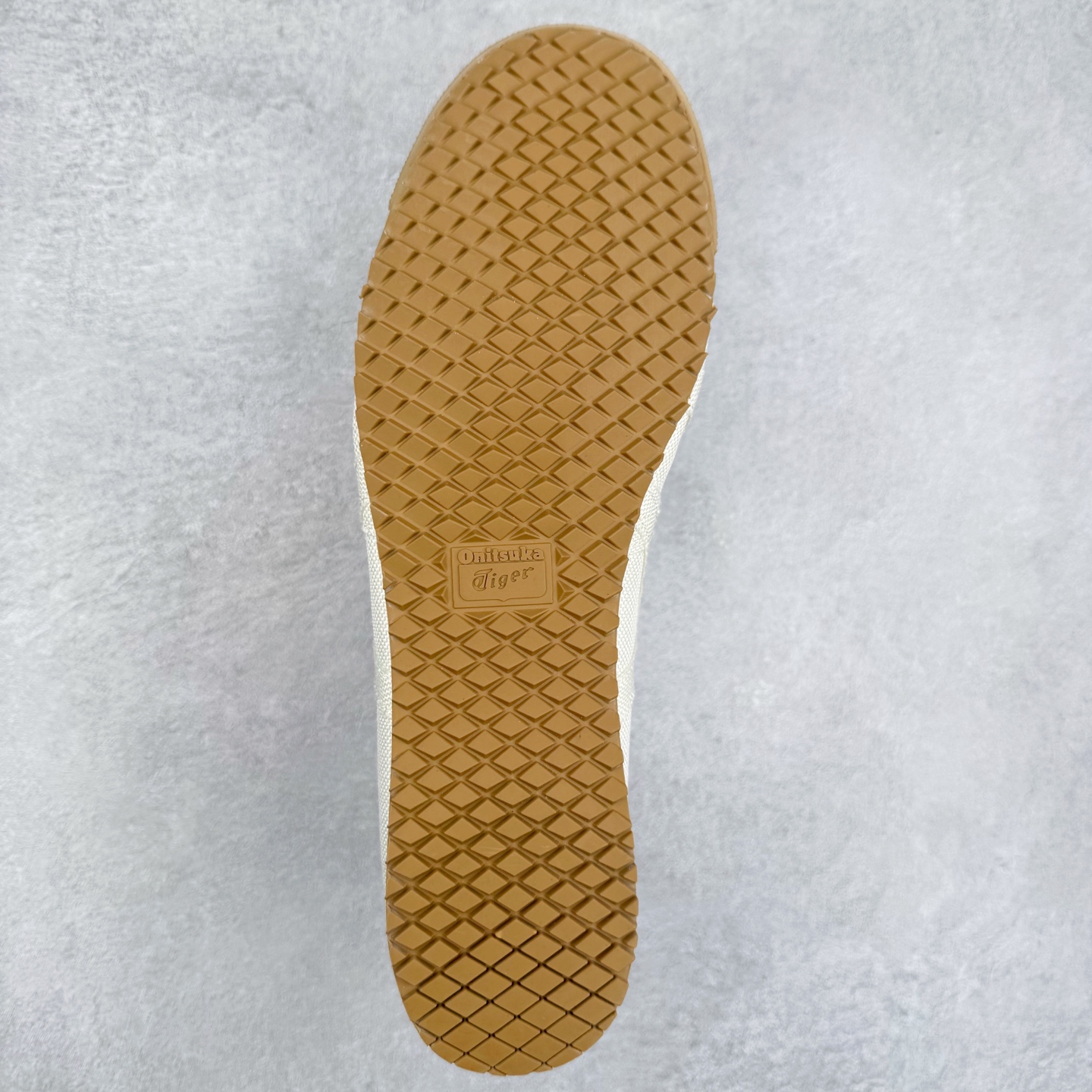 图片[9]-＃C版 Asics Onitsuka Tiger MEXICO 66 亚瑟士鬼冢虎复古经典板鞋 CNY 龙年限定 白红 市场王者选手 海外订单工厂出品 长期生产补货永不断码 超成熟稳定的做工品控 原装全套纸板楦头开发 原汁原味 完美呈现版型 私模正确鞋底咬花纹路 一比一鞋头弧度高度鞋身弧度 绝不口嗨 细节品控鞋型随意秒杀市面 原档咬花纹路私模大底 一个单元有六个三角形 总体形拼接呈现花瓣状 官方四联吊牌 原装Ortholite轻量化鞋垫 原盒原配 质保卡 说明书 钢印防尘纸 纸板中底带钢印 乳胶组合鞋垫 支持全方位的对比专柜 产品从款式颜色造型上体现出追求舒适和细节的完美 鞋类更是推崇手工制作的严谨与完美 融舒适性与可穿性的设计风格 注重细节的完美和别致魅力 既保持稳重 又不失轻松的时尚感 尺码：36 37 37.5 38 39 39.5 40 40.5 41.5 42 42.5 43.5 44 45-选品中心