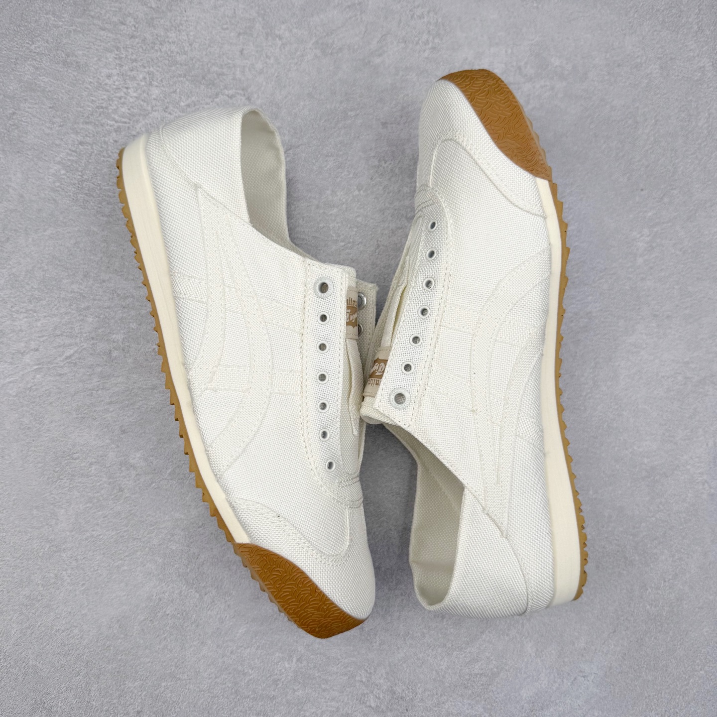 图片[3]-＃C版 Asics Onitsuka Tiger MEXICO 66 亚瑟士鬼冢虎复古经典板鞋 CNY 龙年限定 白红 市场王者选手 海外订单工厂出品 长期生产补货永不断码 超成熟稳定的做工品控 原装全套纸板楦头开发 原汁原味 完美呈现版型 私模正确鞋底咬花纹路 一比一鞋头弧度高度鞋身弧度 绝不口嗨 细节品控鞋型随意秒杀市面 原档咬花纹路私模大底 一个单元有六个三角形 总体形拼接呈现花瓣状 官方四联吊牌 原装Ortholite轻量化鞋垫 原盒原配 质保卡 说明书 钢印防尘纸 纸板中底带钢印 乳胶组合鞋垫 支持全方位的对比专柜 产品从款式颜色造型上体现出追求舒适和细节的完美 鞋类更是推崇手工制作的严谨与完美 融舒适性与可穿性的设计风格 注重细节的完美和别致魅力 既保持稳重 又不失轻松的时尚感 尺码：36 37 37.5 38 39 39.5 40 40.5 41.5 42 42.5 43.5 44 45-选品中心