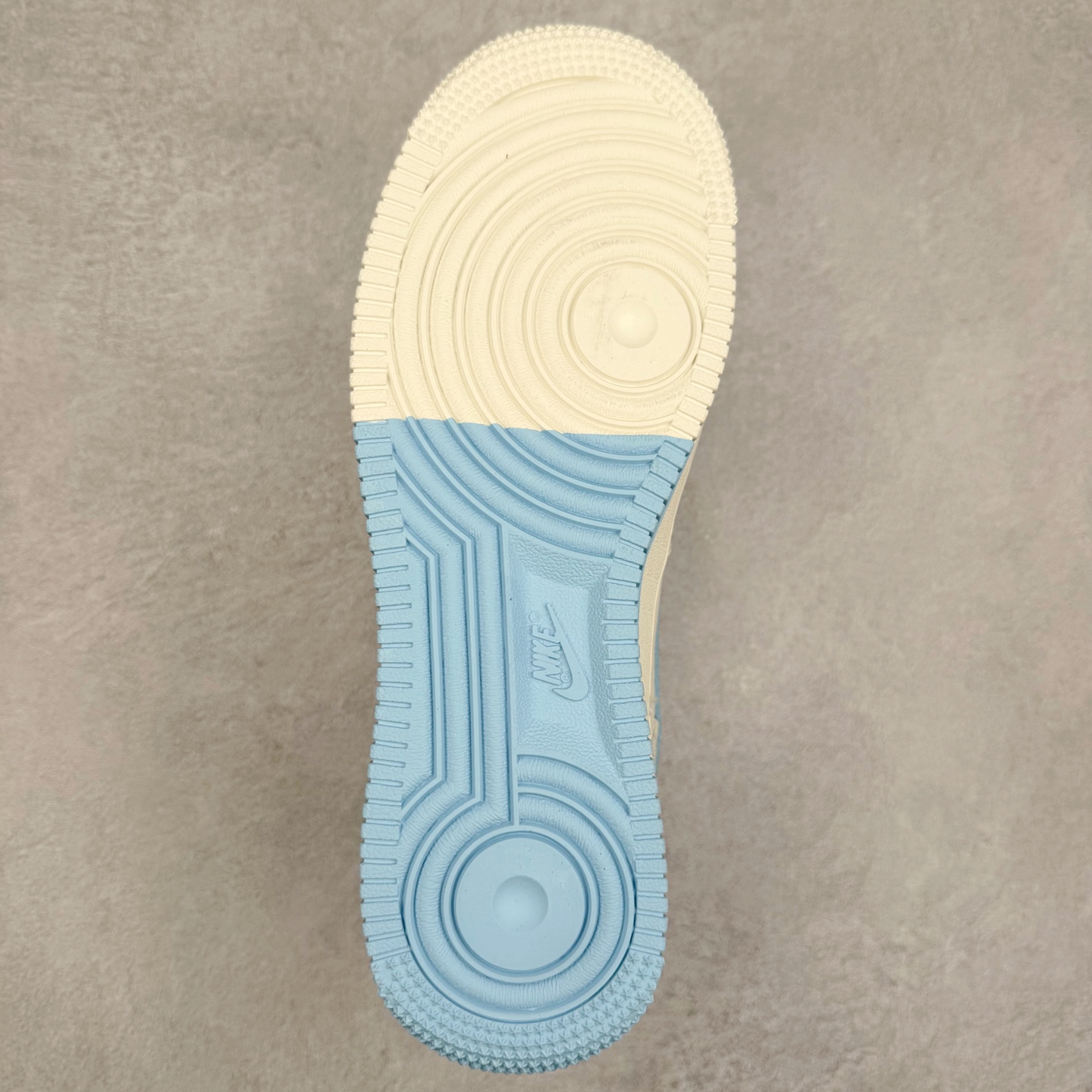 图片[9]-NK Air Force 1´07 Low 空军一号低帮百搭休闲运动板鞋 CS5288-027 柔软、弹性十足的缓震性能和出色的中底设计 横跨复古与现代的外型结合 造就出风靡全球 三十多年的Force 1 直到今天还深受青睐 实拍调校N版已经零色差零失真 百分百还原实物色彩所见即所得 不存在货不对板色差等低级问题 选购参考实物拍摄 不混卖不参货 只用心做好货严格选品 承诺混一赔十 尺码：36 36.5 37.5 38 38.5 39 40 40.5 41 42 42.5 43 44 44.5 45-选品中心