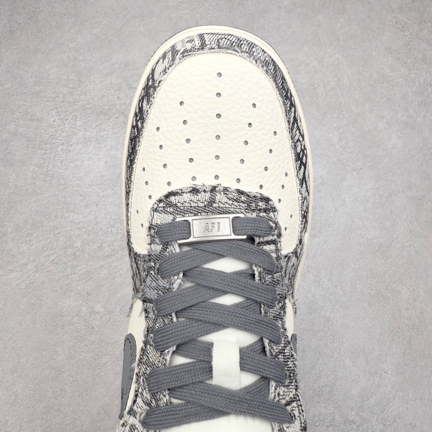 图片[4]-NK Air Force 1´07 Low 空军一号低帮百搭休闲运动板鞋 XS1958-580 柔软、弹性十足的缓震性能和出色的中底设计 横跨复古与现代的外型结合 造就出风靡全球 三十多年的Force 1 直到今天还深受青睐 实拍调校N版已经零色差零失真 百分百还原实物色彩所见即所得 不存在货不对板色差等低级问题 选购参考实物拍摄 不混卖不参货 只用心做好货严格选品 承诺混一赔十 尺码：36 36.5 37.5 38 38.5 39 40 40.5 41 42 42.5 43 44 44.5 45-选品中心