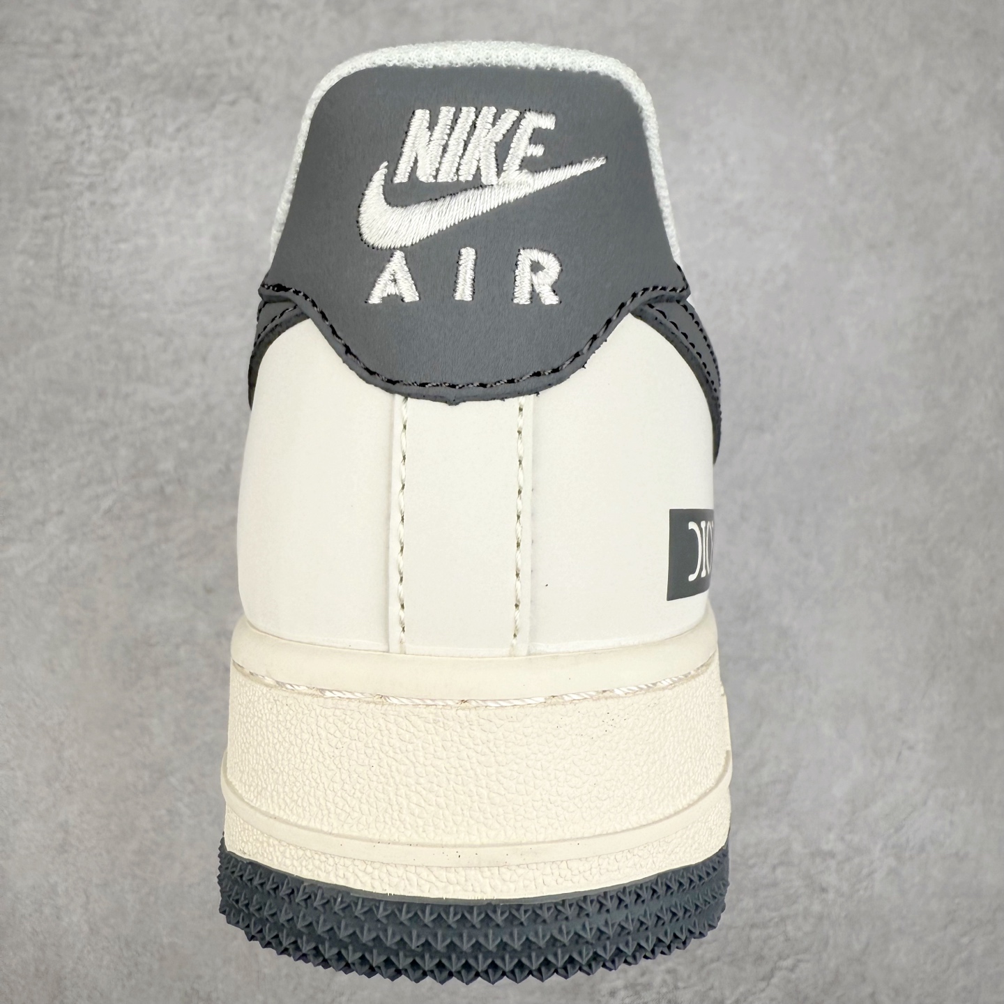 图片[8]-NK Air Force 1´07 Low 空军一号低帮百搭休闲运动板鞋 XS1958-580 柔软、弹性十足的缓震性能和出色的中底设计 横跨复古与现代的外型结合 造就出风靡全球 三十多年的Force 1 直到今天还深受青睐 实拍调校N版已经零色差零失真 百分百还原实物色彩所见即所得 不存在货不对板色差等低级问题 选购参考实物拍摄 不混卖不参货 只用心做好货严格选品 承诺混一赔十 尺码：36 36.5 37.5 38 38.5 39 40 40.5 41 42 42.5 43 44 44.5 45-选品中心