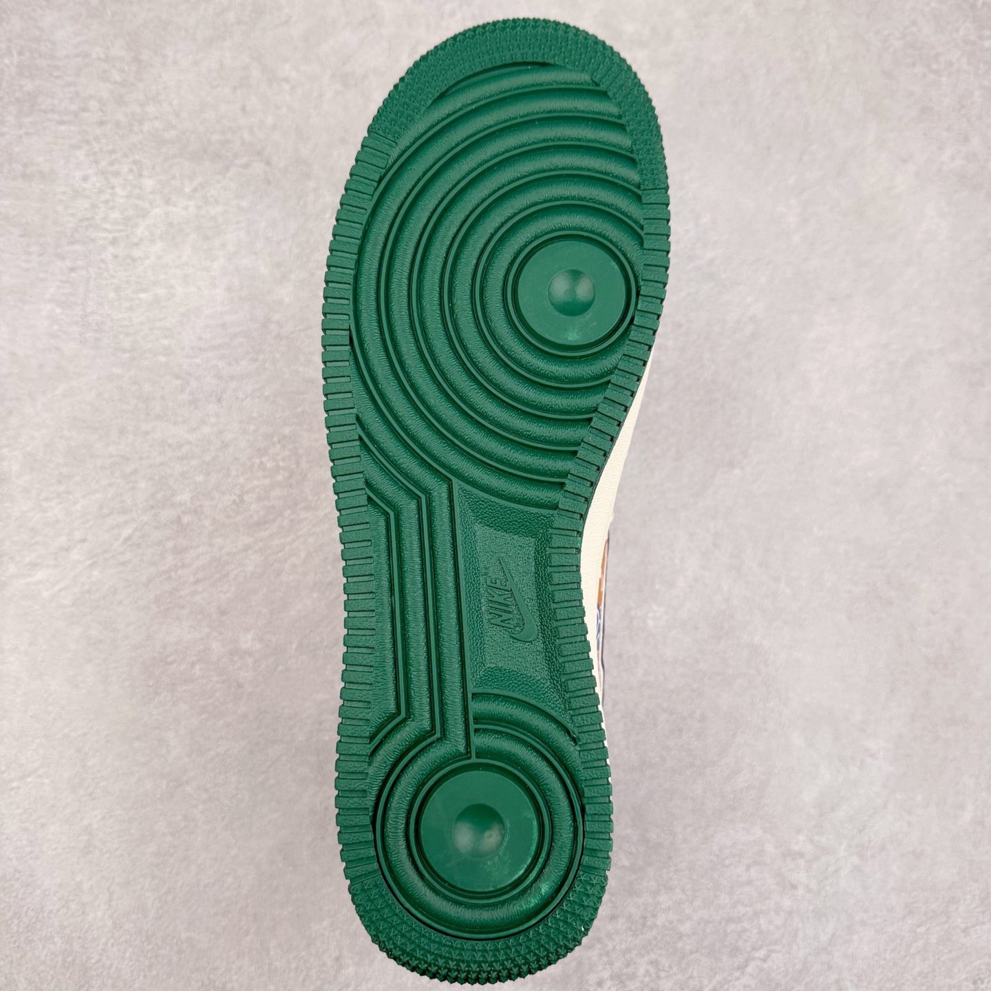 图片[9]-NK Air Force 1´07 Low 空军一号低帮百搭休闲运动板鞋 KJ1688-001 柔软、弹性十足的缓震性能和出色的中底设计 横跨复古与现代的外型结合 造就出风靡全球 三十多年的Force 1 直到今天还深受青睐 实拍调校N版已经零色差零失真 百分百还原实物色彩所见即所得 不存在货不对板色差等低级问题 选购参考实物拍摄 不混卖不参货 只用心做好货严格选品 承诺混一赔十 尺码：36 36.5 37.5 38 38.5 39 40 40.5 41 42 42.5 43 44 44.5 45-选品中心