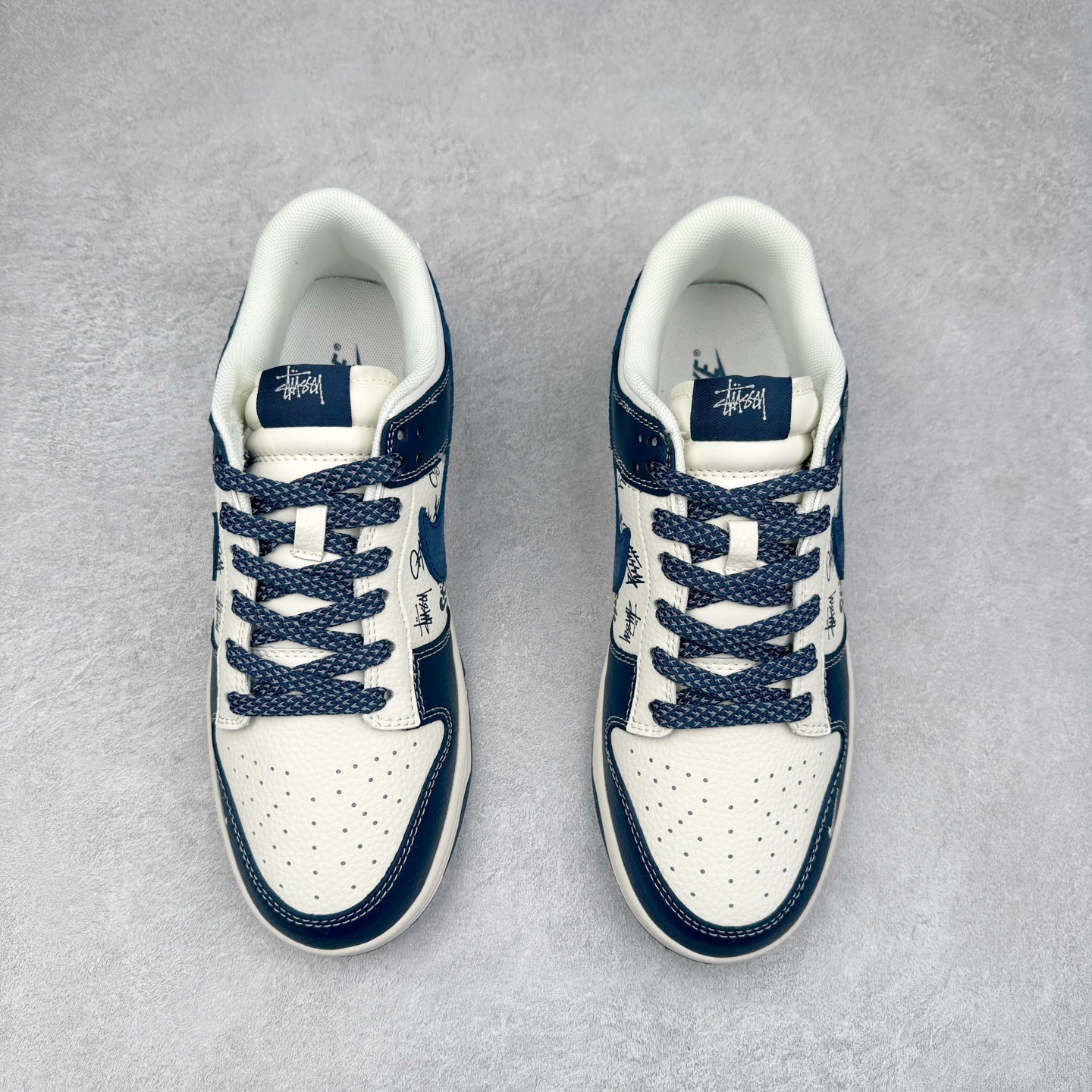 图片[2]-NK Dunk Low 定制配色 XS6089-589 大厂出品 极力推荐 原装头层材料 独家版型蒸餾加工帶來的是更好的视觉和脚感体验大厂纯原品质出货 清洁度 电绣工艺 皮料切割干净无任何毛边 细节完美 实拍调校N版已经零色差零失真 百分百还原实物色彩所见即所得 不存在货不对板色差等低级问题 选购参考实物拍摄 不混卖不参货 只用心做好货严格选品 承诺混一赔十 尺码：36 36.5 37.5 38 38.5 39 40 40.5 41 42 42.5 43 44 44.5 45-选品中心