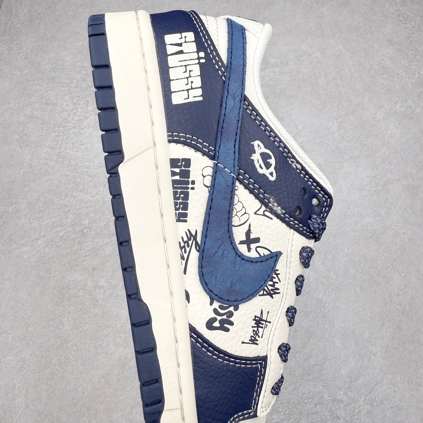 图片[6]-NK Dunk Low 定制配色 XS6089-589 大厂出品 极力推荐 原装头层材料 独家版型蒸餾加工帶來的是更好的视觉和脚感体验大厂纯原品质出货 清洁度 电绣工艺 皮料切割干净无任何毛边 细节完美 实拍调校N版已经零色差零失真 百分百还原实物色彩所见即所得 不存在货不对板色差等低级问题 选购参考实物拍摄 不混卖不参货 只用心做好货严格选品 承诺混一赔十 尺码：36 36.5 37.5 38 38.5 39 40 40.5 41 42 42.5 43 44 44.5 45-选品中心