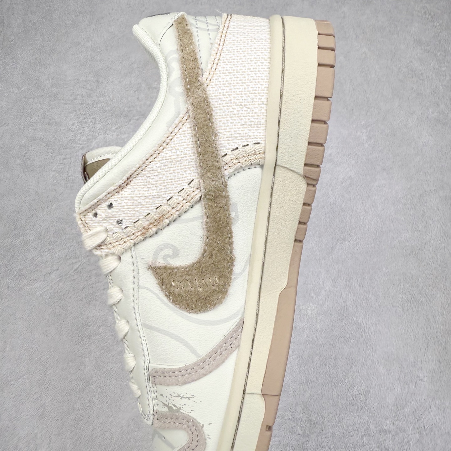 图片[7]-NK Dunk Low 定制配色 SC9207-417 大厂出品 极力推荐 原装头层材料 独家版型蒸餾加工帶來的是更好的视觉和脚感体验大厂纯原品质出货 清洁度 电绣工艺 皮料切割干净无任何毛边 细节完美 实拍调校N版已经零色差零失真 百分百还原实物色彩所见即所得 不存在货不对板色差等低级问题 选购参考实物拍摄 不混卖不参货 只用心做好货严格选品 承诺混一赔十 尺码：36 36.5 37.5 38 38.5 39 40 40.5 41 42 42.5 43 44 44.5 45-选品中心