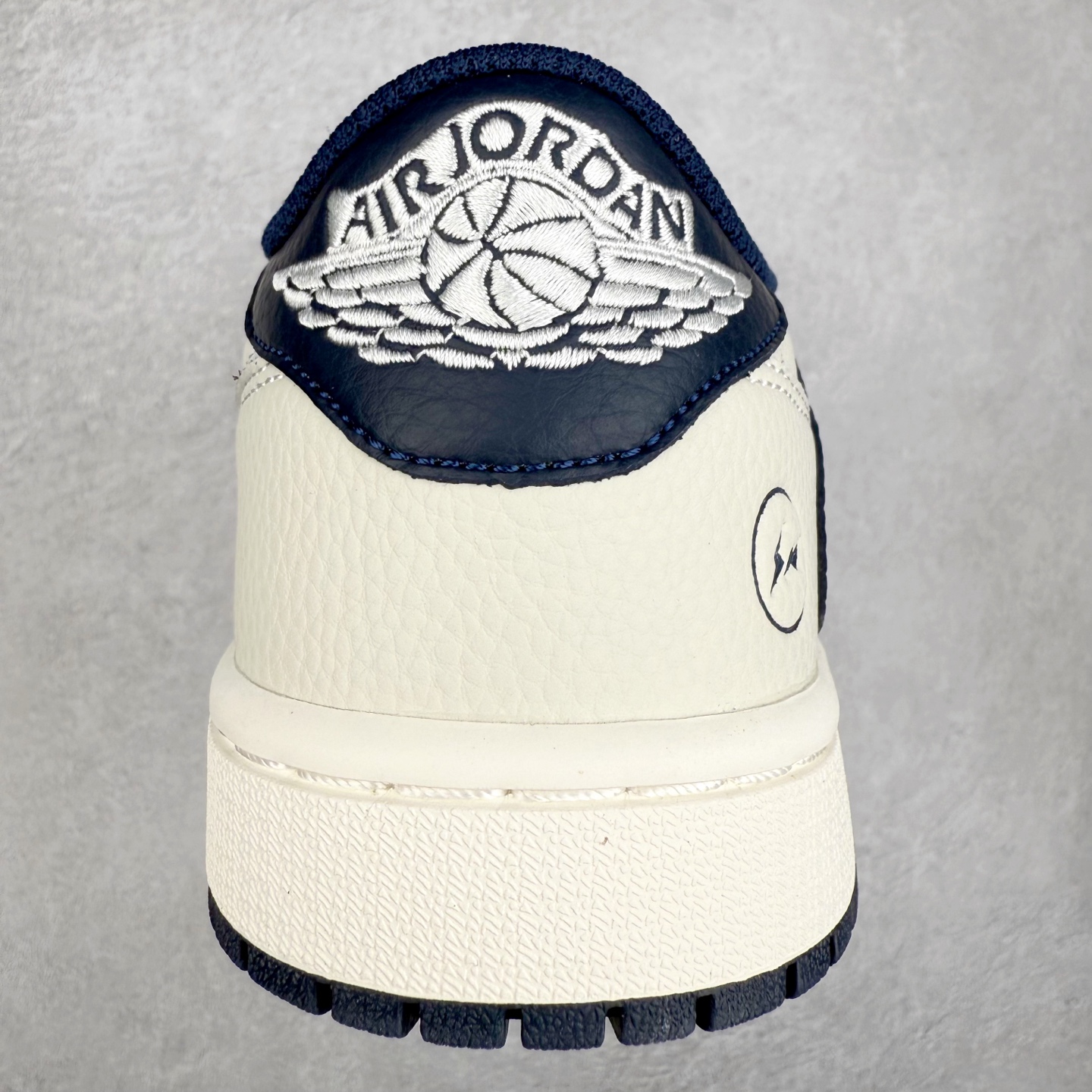 图片[8]-TS x Air Jordan AJ1 Low 倒钩低帮联名定制配色 LK1099-065 原厂内置气垫魔块 A模大底 头层小牛皮 鞋舌AJ原厂专用牛津布+AJ专用反口珍珠布+原厂无杂质高弹内里海棉+特殊封边弹力鞋带 实拍调校N版已经零色差零失真 百分百还原实物色彩所见即所得 不存在货不对板色差等低级问题 选购参考实物拍摄 不混卖不参货 只用心做好货严格选品 承诺混一赔十 尺码：36 36.5 37.5 38 38.5 39 40 40.5 41 42 42.5 43 44 44.5 45-选品中心