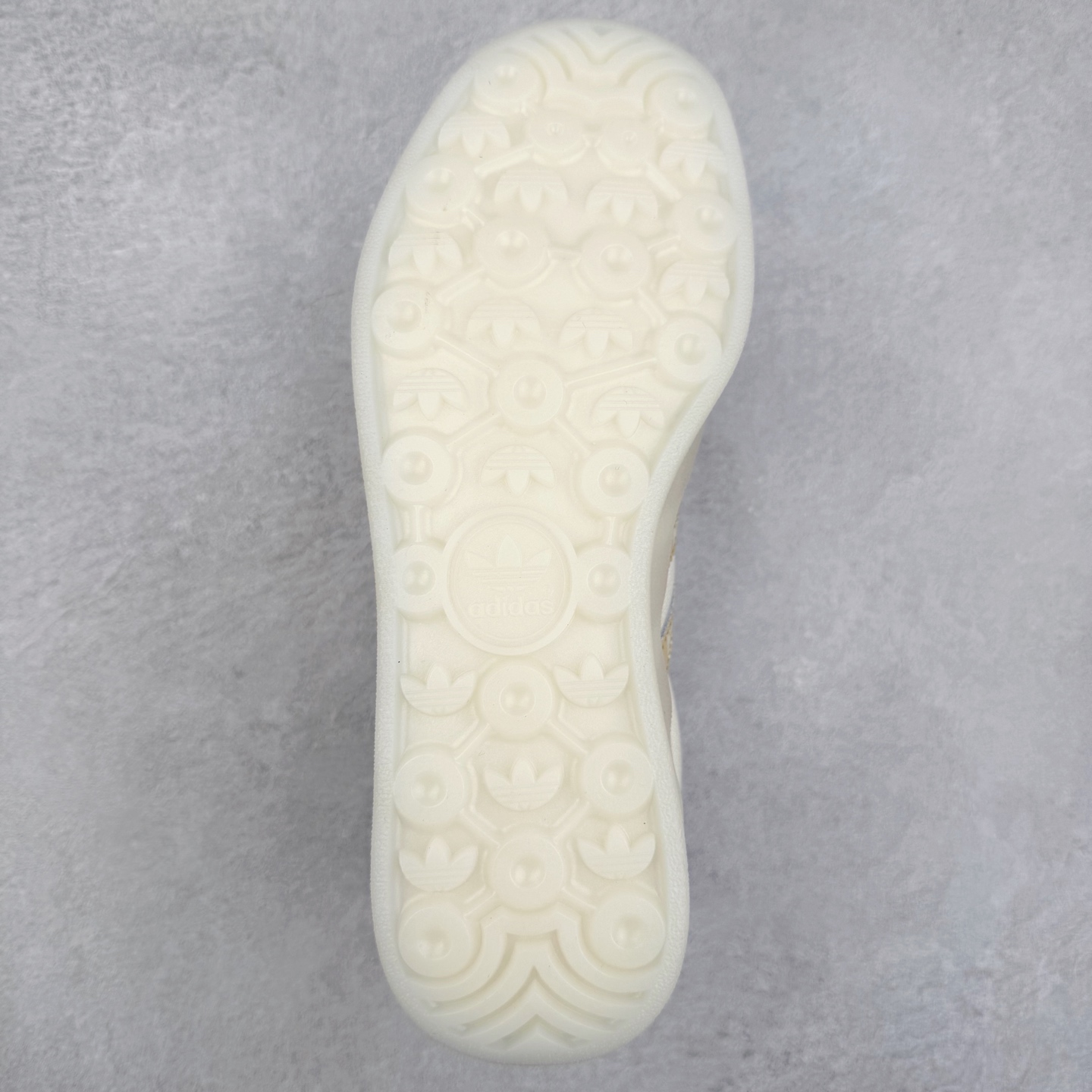 图片[9]-＃C2 AD Gazelle Indoor Trainers 羚羊内训系列低帮复古百搭休闲运动德训风板鞋 DM1234-016 90年代经典的复刻版！自60年代以足球训练鞋面世以来,Gazelle就以其经典设计席卷全球。1991年版本的复刻,再造经典Gazelle。采用皮革打造,搭配浊色细节,让这款经典更加简约。尺码：36 36⅔ 37⅓ 38 38⅔ 39⅓ 40 40⅔ 41⅓ 42 42⅔ 43⅓ 44⅓ 44⅔ 45-选品中心