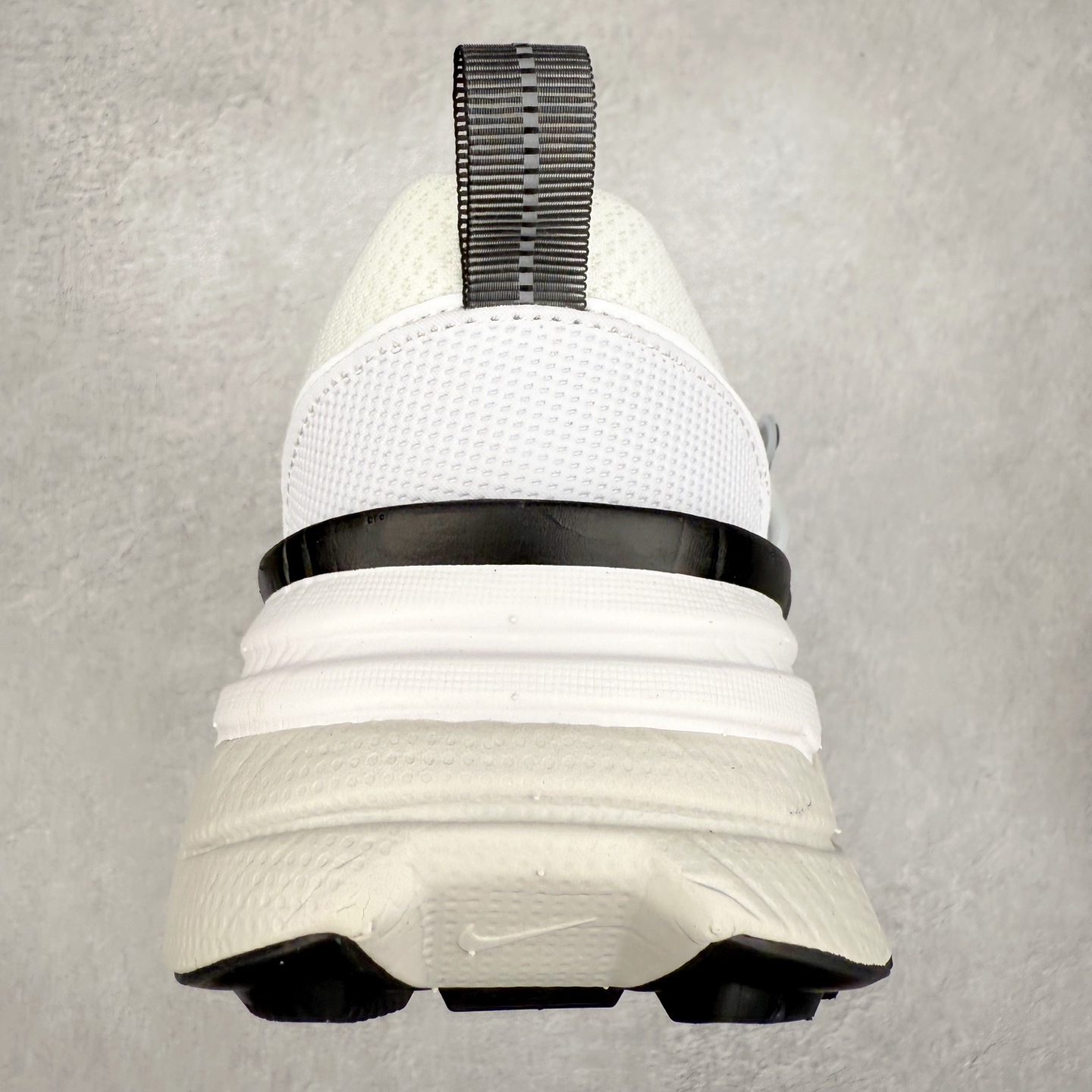 图片[8]-＃福利特价 NK V2K Runtekk 减震防滑低帮 复古老爹鞋跑步鞋 鞋款被命名为 Runtekk 设计上借鉴了 2000 年的跑鞋风格 配色上以金属银为主调 简练又有复古运动气质 材质上使用大面积网眼、皮革、TPU 组成 支撑和透气性肯定不错 中底处由 Cushlon 泡绵打造 保证在压马路时可以提供优秀脚感 并通过一手做旧氧化效果突出复古感 中底造型很容易让大家联想到巴黎世家3XL 增高效果同样不能忽视 尺码：36 36.5 37.5 38 38.5 39 40 40.5 41 42 42.5 43 44 44.5 45-选品中心