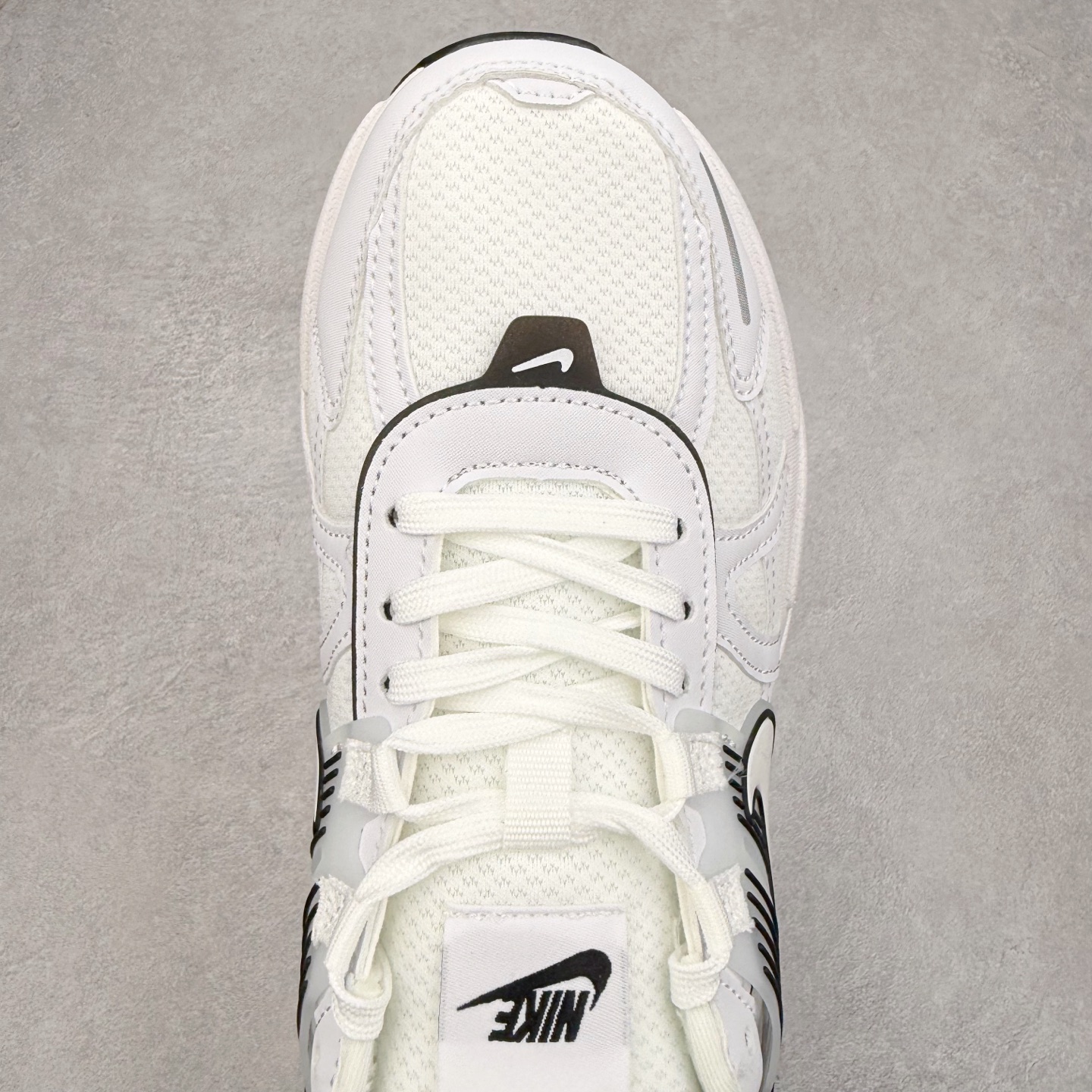 图片[4]-＃福利特价 NK V2K Runtekk 减震防滑低帮 复古老爹鞋跑步鞋 鞋款被命名为 Runtekk 设计上借鉴了 2000 年的跑鞋风格 配色上以金属银为主调 简练又有复古运动气质 材质上使用大面积网眼、皮革、TPU 组成 支撑和透气性肯定不错 中底处由 Cushlon 泡绵打造 保证在压马路时可以提供优秀脚感 并通过一手做旧氧化效果突出复古感 中底造型很容易让大家联想到巴黎世家3XL 增高效果同样不能忽视 尺码：36 36.5 37.5 38 38.5 39 40 40.5 41 42 42.5 43 44 44.5 45-选品中心