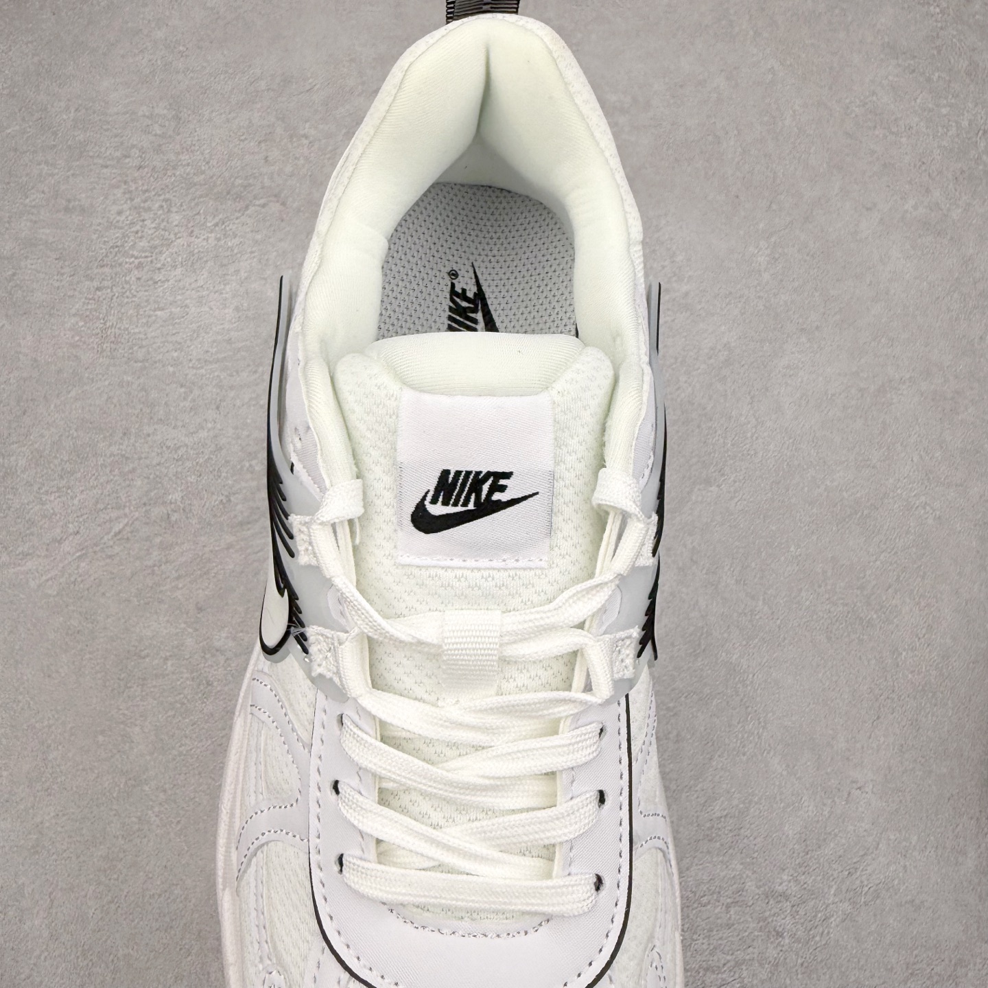 图片[5]-＃福利特价 NK V2K Runtekk 减震防滑低帮 复古老爹鞋跑步鞋 鞋款被命名为 Runtekk 设计上借鉴了 2000 年的跑鞋风格 配色上以金属银为主调 简练又有复古运动气质 材质上使用大面积网眼、皮革、TPU 组成 支撑和透气性肯定不错 中底处由 Cushlon 泡绵打造 保证在压马路时可以提供优秀脚感 并通过一手做旧氧化效果突出复古感 中底造型很容易让大家联想到巴黎世家3XL 增高效果同样不能忽视 尺码：36 36.5 37.5 38 38.5 39 40 40.5 41 42 42.5 43 44 44.5 45-选品中心