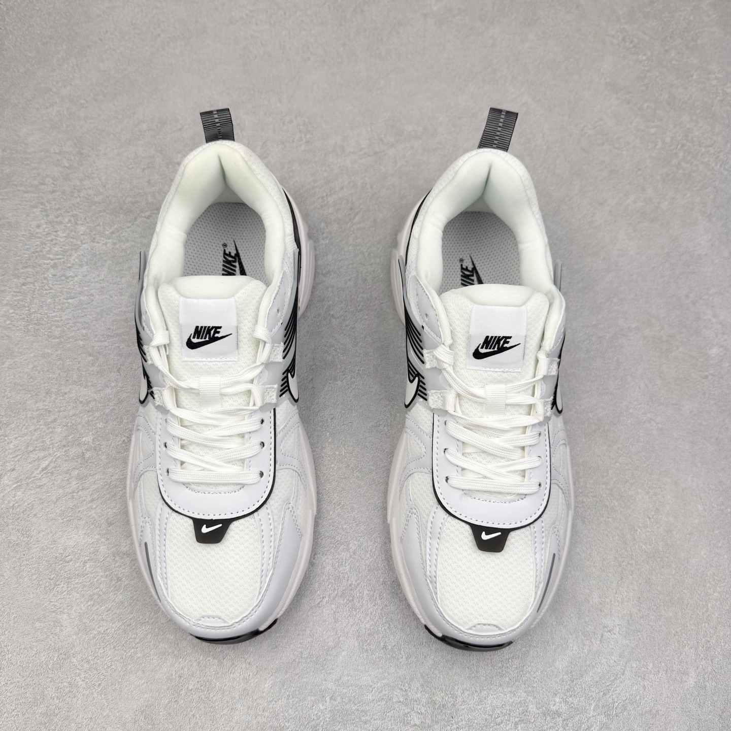 图片[2]-＃福利特价 NK V2K Runtekk 减震防滑低帮 复古老爹鞋跑步鞋 鞋款被命名为 Runtekk 设计上借鉴了 2000 年的跑鞋风格 配色上以金属银为主调 简练又有复古运动气质 材质上使用大面积网眼、皮革、TPU 组成 支撑和透气性肯定不错 中底处由 Cushlon 泡绵打造 保证在压马路时可以提供优秀脚感 并通过一手做旧氧化效果突出复古感 中底造型很容易让大家联想到巴黎世家3XL 增高效果同样不能忽视 尺码：36 36.5 37.5 38 38.5 39 40 40.5 41 42 42.5 43 44 44.5 45-选品中心