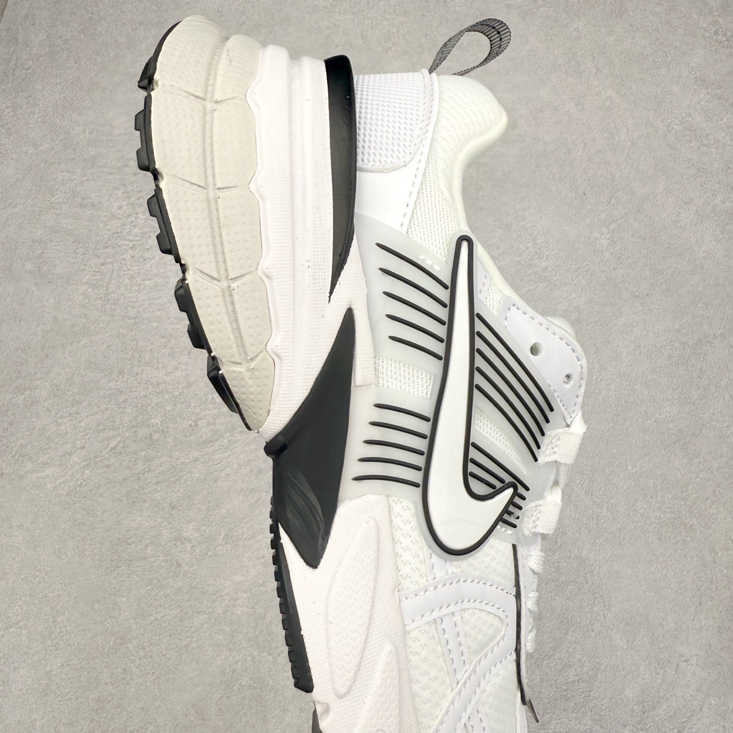 图片[6]-＃福利特价 NK V2K Runtekk 减震防滑低帮 复古老爹鞋跑步鞋 鞋款被命名为 Runtekk 设计上借鉴了 2000 年的跑鞋风格 配色上以金属银为主调 简练又有复古运动气质 材质上使用大面积网眼、皮革、TPU 组成 支撑和透气性肯定不错 中底处由 Cushlon 泡绵打造 保证在压马路时可以提供优秀脚感 并通过一手做旧氧化效果突出复古感 中底造型很容易让大家联想到巴黎世家3XL 增高效果同样不能忽视 尺码：36 36.5 37.5 38 38.5 39 40 40.5 41 42 42.5 43 44 44.5 45-选品中心