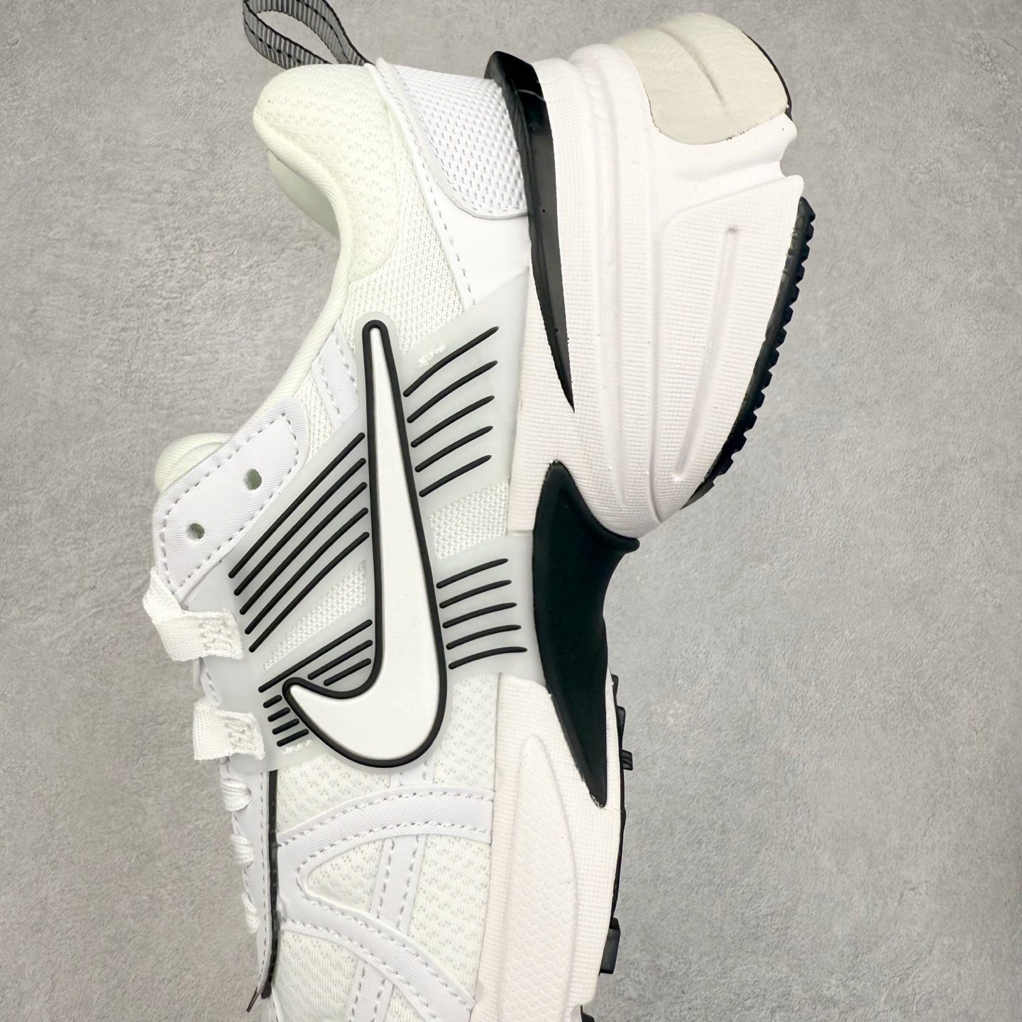 图片[7]-＃福利特价 NK V2K Runtekk 减震防滑低帮 复古老爹鞋跑步鞋 鞋款被命名为 Runtekk 设计上借鉴了 2000 年的跑鞋风格 配色上以金属银为主调 简练又有复古运动气质 材质上使用大面积网眼、皮革、TPU 组成 支撑和透气性肯定不错 中底处由 Cushlon 泡绵打造 保证在压马路时可以提供优秀脚感 并通过一手做旧氧化效果突出复古感 中底造型很容易让大家联想到巴黎世家3XL 增高效果同样不能忽视 尺码：36 36.5 37.5 38 38.5 39 40 40.5 41 42 42.5 43 44 44.5 45-选品中心