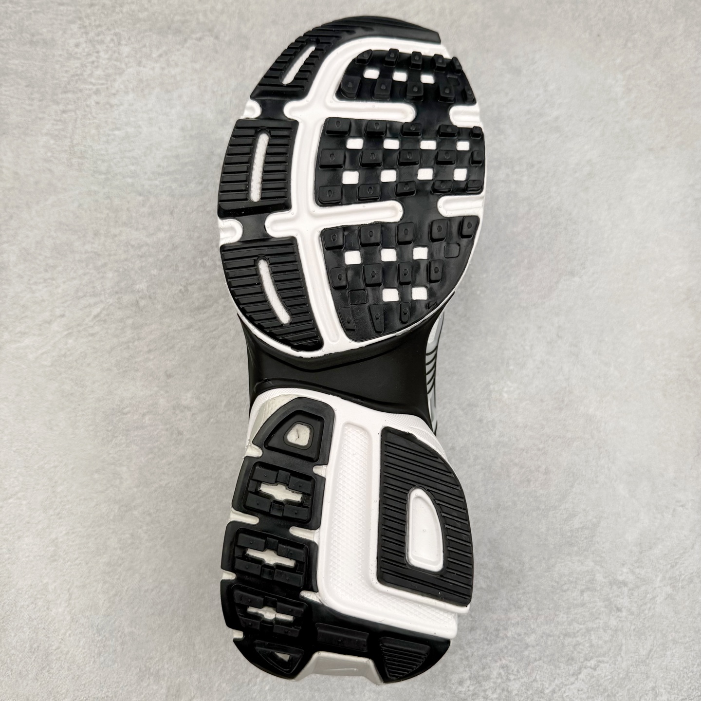 图片[9]-＃福利特价 NK V2K Runtekk 减震防滑低帮 复古老爹鞋跑步鞋 鞋款被命名为 Runtekk 设计上借鉴了 2000 年的跑鞋风格 配色上以金属银为主调 简练又有复古运动气质 材质上使用大面积网眼、皮革、TPU 组成 支撑和透气性肯定不错 中底处由 Cushlon 泡绵打造 保证在压马路时可以提供优秀脚感 并通过一手做旧氧化效果突出复古感 中底造型很容易让大家联想到巴黎世家3XL 增高效果同样不能忽视 尺码：36 36.5 37.5 38 38.5 39 40 40.5 41 42 42.5 43 44 44.5 45-选品中心