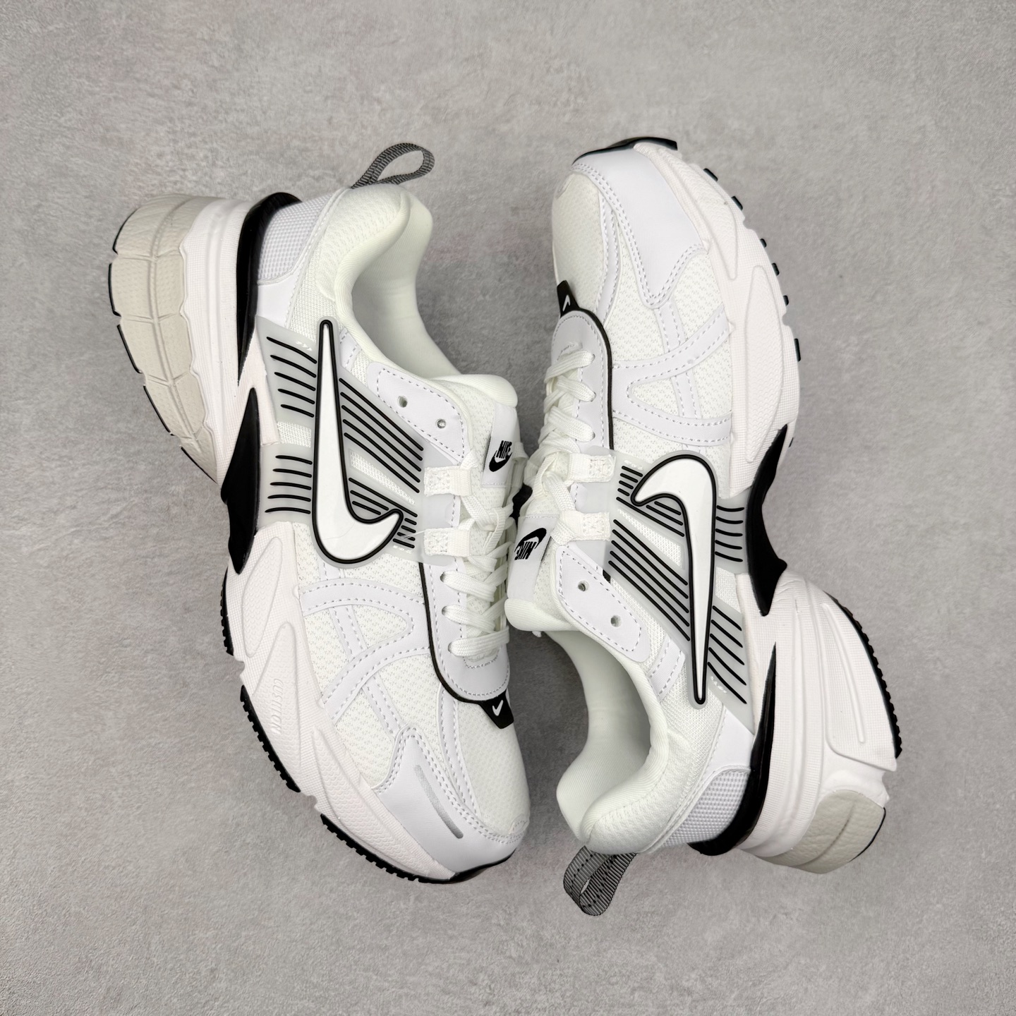 图片[3]-＃福利特价 NK V2K Runtekk 减震防滑低帮 复古老爹鞋跑步鞋 鞋款被命名为 Runtekk 设计上借鉴了 2000 年的跑鞋风格 配色上以金属银为主调 简练又有复古运动气质 材质上使用大面积网眼、皮革、TPU 组成 支撑和透气性肯定不错 中底处由 Cushlon 泡绵打造 保证在压马路时可以提供优秀脚感 并通过一手做旧氧化效果突出复古感 中底造型很容易让大家联想到巴黎世家3XL 增高效果同样不能忽视 尺码：36 36.5 37.5 38 38.5 39 40 40.5 41 42 42.5 43 44 44.5 45-选品中心