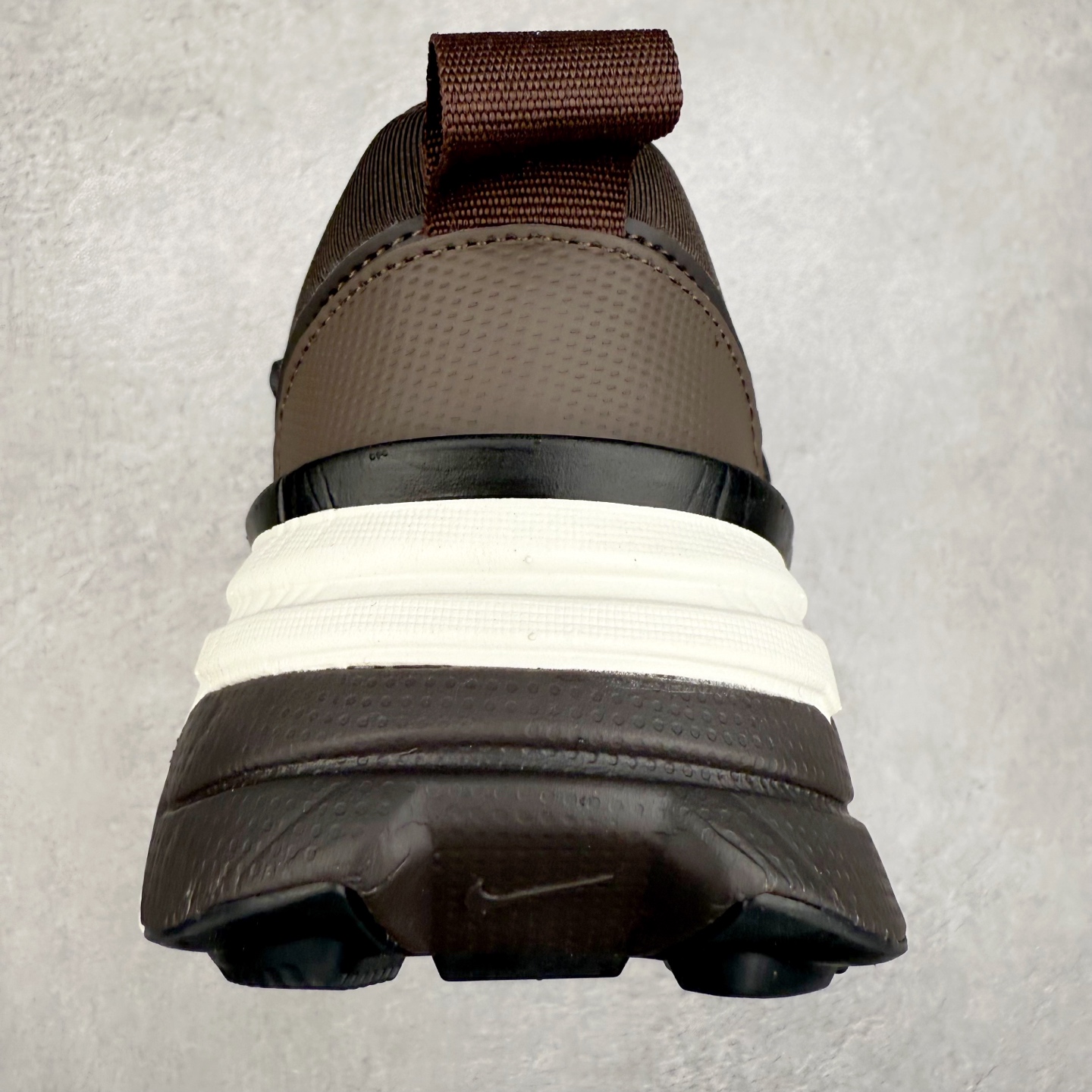 图片[8]-＃福利特价 NK V2K Runtekk 减震防滑低帮 复古老爹鞋跑步鞋 鞋款被命名为 Runtekk 设计上借鉴了 2000 年的跑鞋风格 配色上以金属银为主调 简练又有复古运动气质 材质上使用大面积网眼、皮革、TPU 组成 支撑和透气性肯定不错 中底处由 Cushlon 泡绵打造 保证在压马路时可以提供优秀脚感 并通过一手做旧氧化效果突出复古感 中底造型很容易让大家联想到巴黎世家3XL 增高效果同样不能忽视 尺码：36 36.5 37.5 38 38.5 39 40 40.5 41 42 42.5 43 44 44.5 45-选品中心