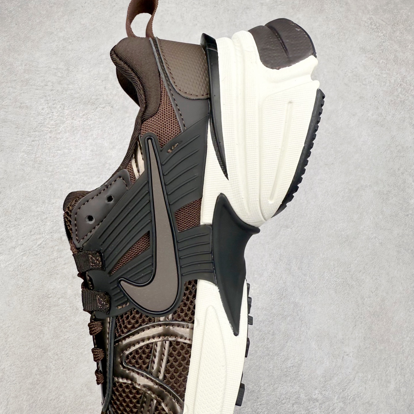 图片[7]-＃福利特价 NK V2K Runtekk 减震防滑低帮 复古老爹鞋跑步鞋 鞋款被命名为 Runtekk 设计上借鉴了 2000 年的跑鞋风格 配色上以金属银为主调 简练又有复古运动气质 材质上使用大面积网眼、皮革、TPU 组成 支撑和透气性肯定不错 中底处由 Cushlon 泡绵打造 保证在压马路时可以提供优秀脚感 并通过一手做旧氧化效果突出复古感 中底造型很容易让大家联想到巴黎世家3XL 增高效果同样不能忽视 尺码：36 36.5 37.5 38 38.5 39 40 40.5 41 42 42.5 43 44 44.5 45-选品中心