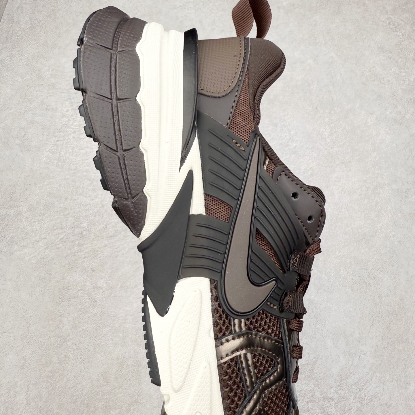 图片[6]-＃福利特价 NK V2K Runtekk 减震防滑低帮 复古老爹鞋跑步鞋 鞋款被命名为 Runtekk 设计上借鉴了 2000 年的跑鞋风格 配色上以金属银为主调 简练又有复古运动气质 材质上使用大面积网眼、皮革、TPU 组成 支撑和透气性肯定不错 中底处由 Cushlon 泡绵打造 保证在压马路时可以提供优秀脚感 并通过一手做旧氧化效果突出复古感 中底造型很容易让大家联想到巴黎世家3XL 增高效果同样不能忽视 尺码：36 36.5 37.5 38 38.5 39 40 40.5 41 42 42.5 43 44 44.5 45-选品中心