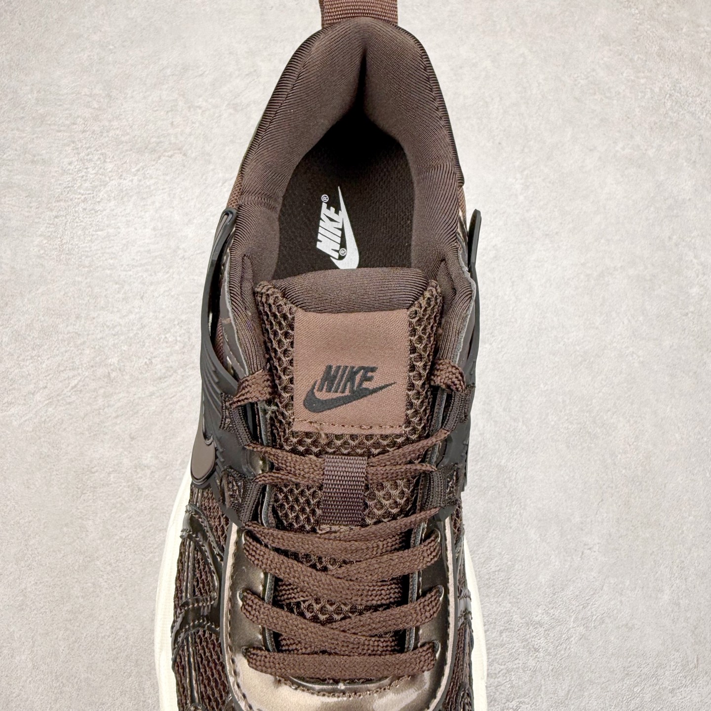 图片[5]-＃福利特价 NK V2K Runtekk 减震防滑低帮 复古老爹鞋跑步鞋 鞋款被命名为 Runtekk 设计上借鉴了 2000 年的跑鞋风格 配色上以金属银为主调 简练又有复古运动气质 材质上使用大面积网眼、皮革、TPU 组成 支撑和透气性肯定不错 中底处由 Cushlon 泡绵打造 保证在压马路时可以提供优秀脚感 并通过一手做旧氧化效果突出复古感 中底造型很容易让大家联想到巴黎世家3XL 增高效果同样不能忽视 尺码：36 36.5 37.5 38 38.5 39 40 40.5 41 42 42.5 43 44 44.5 45-选品中心