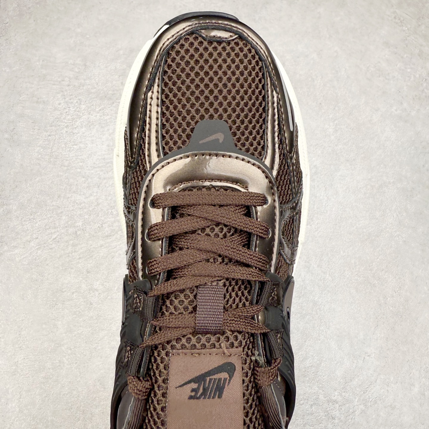 图片[4]-＃福利特价 NK V2K Runtekk 减震防滑低帮 复古老爹鞋跑步鞋 鞋款被命名为 Runtekk 设计上借鉴了 2000 年的跑鞋风格 配色上以金属银为主调 简练又有复古运动气质 材质上使用大面积网眼、皮革、TPU 组成 支撑和透气性肯定不错 中底处由 Cushlon 泡绵打造 保证在压马路时可以提供优秀脚感 并通过一手做旧氧化效果突出复古感 中底造型很容易让大家联想到巴黎世家3XL 增高效果同样不能忽视 尺码：36 36.5 37.5 38 38.5 39 40 40.5 41 42 42.5 43 44 44.5 45-选品中心