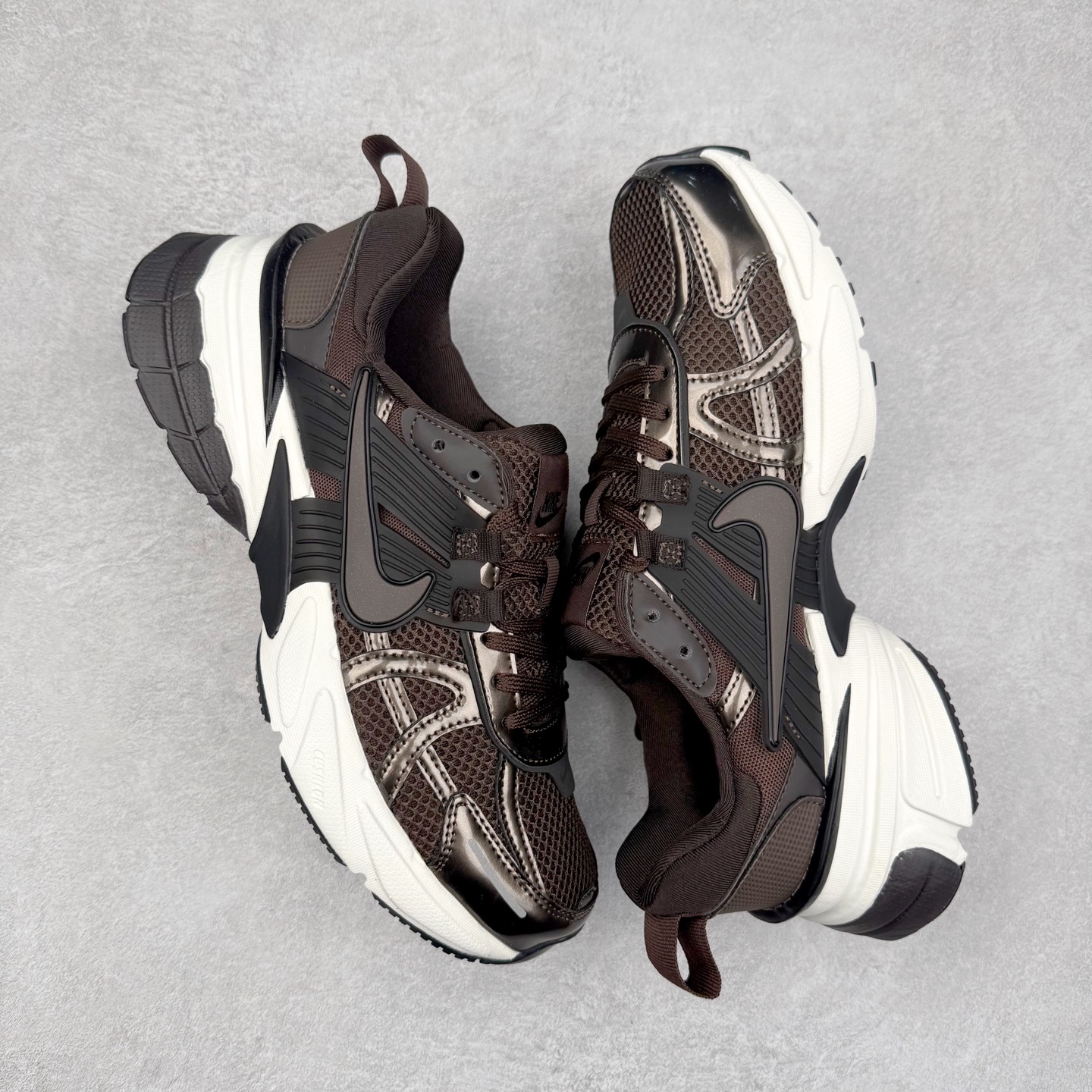 图片[3]-＃福利特价 NK V2K Runtekk 减震防滑低帮 复古老爹鞋跑步鞋 鞋款被命名为 Runtekk 设计上借鉴了 2000 年的跑鞋风格 配色上以金属银为主调 简练又有复古运动气质 材质上使用大面积网眼、皮革、TPU 组成 支撑和透气性肯定不错 中底处由 Cushlon 泡绵打造 保证在压马路时可以提供优秀脚感 并通过一手做旧氧化效果突出复古感 中底造型很容易让大家联想到巴黎世家3XL 增高效果同样不能忽视 尺码：36 36.5 37.5 38 38.5 39 40 40.5 41 42 42.5 43 44 44.5 45-选品中心