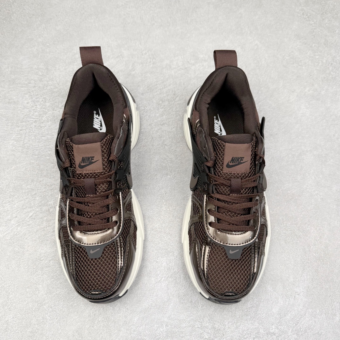 图片[2]-＃福利特价 NK V2K Runtekk 减震防滑低帮 复古老爹鞋跑步鞋 鞋款被命名为 Runtekk 设计上借鉴了 2000 年的跑鞋风格 配色上以金属银为主调 简练又有复古运动气质 材质上使用大面积网眼、皮革、TPU 组成 支撑和透气性肯定不错 中底处由 Cushlon 泡绵打造 保证在压马路时可以提供优秀脚感 并通过一手做旧氧化效果突出复古感 中底造型很容易让大家联想到巴黎世家3XL 增高效果同样不能忽视 尺码：36 36.5 37.5 38 38.5 39 40 40.5 41 42 42.5 43 44 44.5 45-选品中心